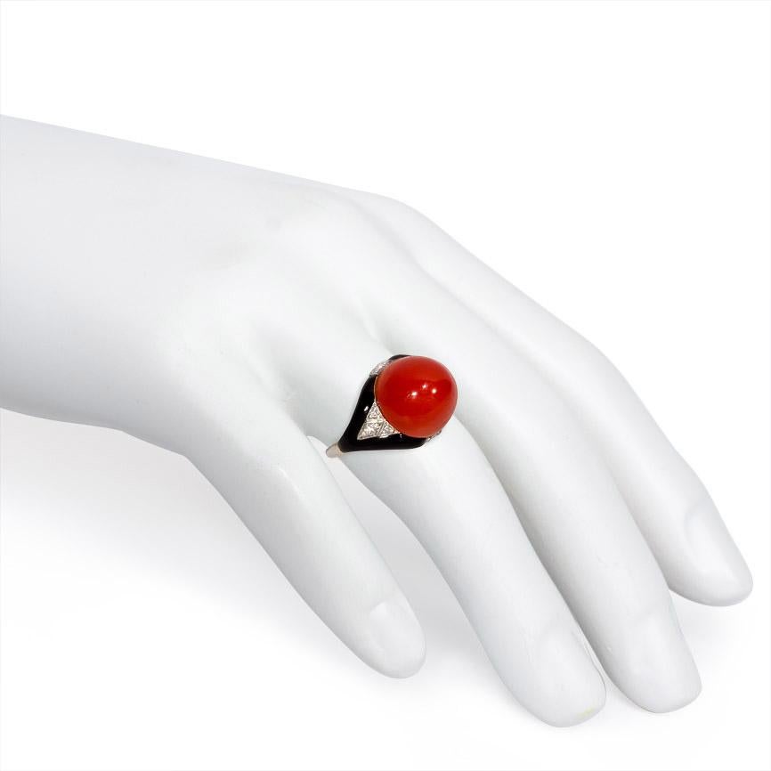 Art-Déco-Ring mit Koralle im Cabochon-Schliff, schwarzer Emaille und Diamant (Kegel-Cabochon) im Angebot