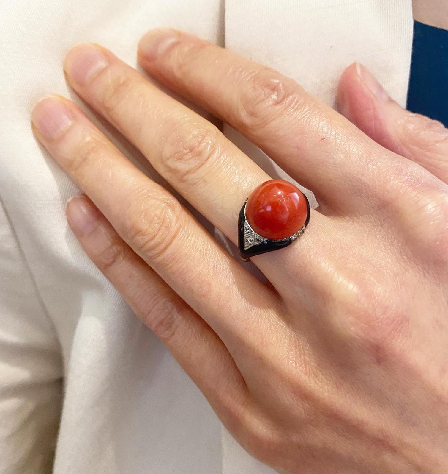 Art-Déco-Ring mit Koralle im Cabochon-Schliff, schwarzer Emaille und Diamant im Zustand „Gut“ im Angebot in New York, NY