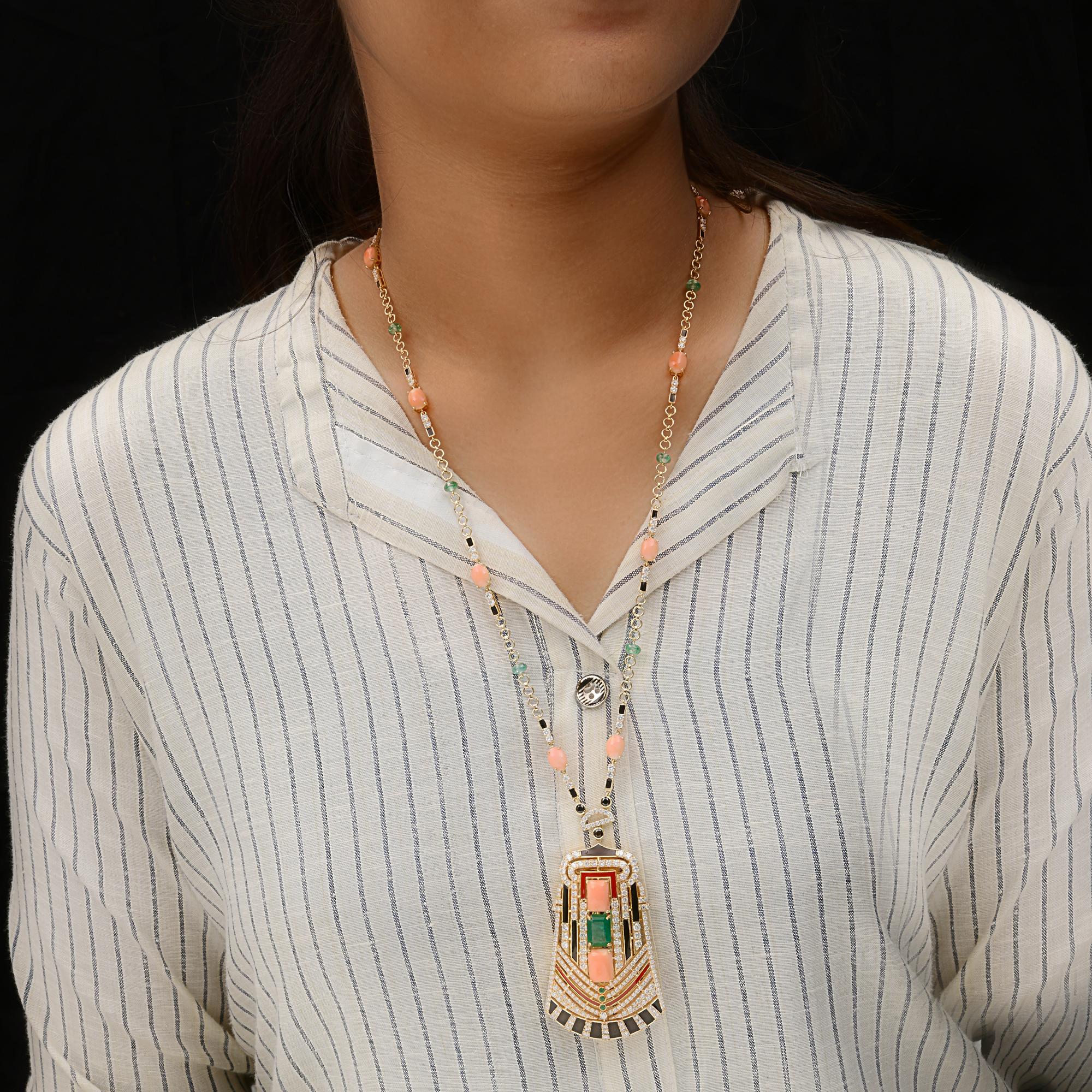 Questa collana Art Deco in corallo smeraldo SI/H diamante Faraone in oro giallo 14 carati è composta da strati a ventaglio ornati da piccoli diamanti rotondi che creano un copricapo o un collare da cerimonia. Al centro ci sono pietre di corallo