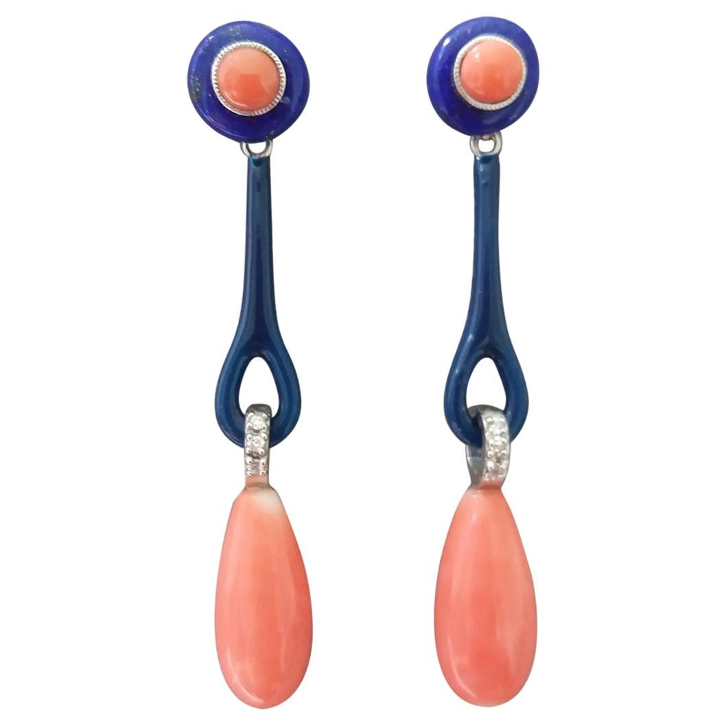 Boucles d'oreilles en goutte de style Art déco en corail, lapis-lazuli, or, diamants et émail bleu