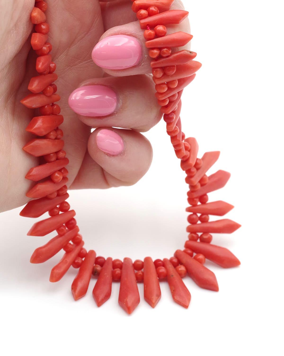 Art Déco Art Deco coral necklace with 18k gold clasp, Edwardian French chocker necklace in vendita