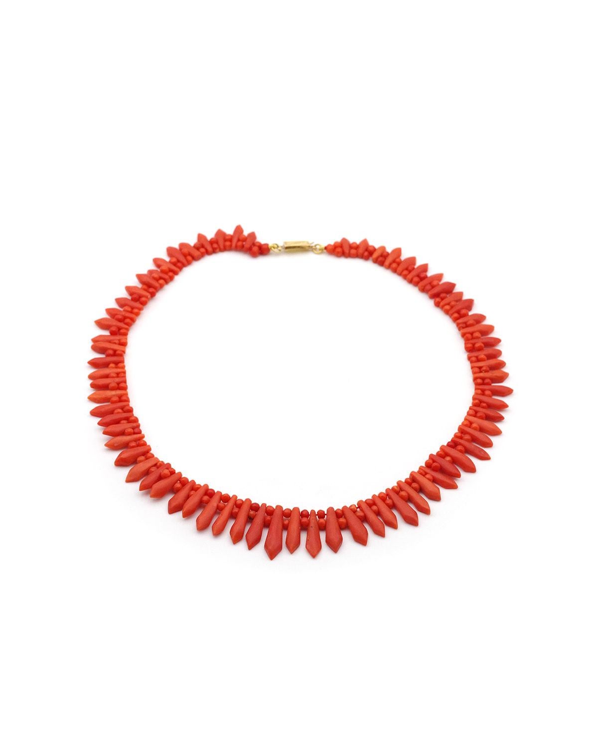 Cabochon Art Deco coral necklace with 18k gold clasp, Edwardian French chocker necklace in vendita