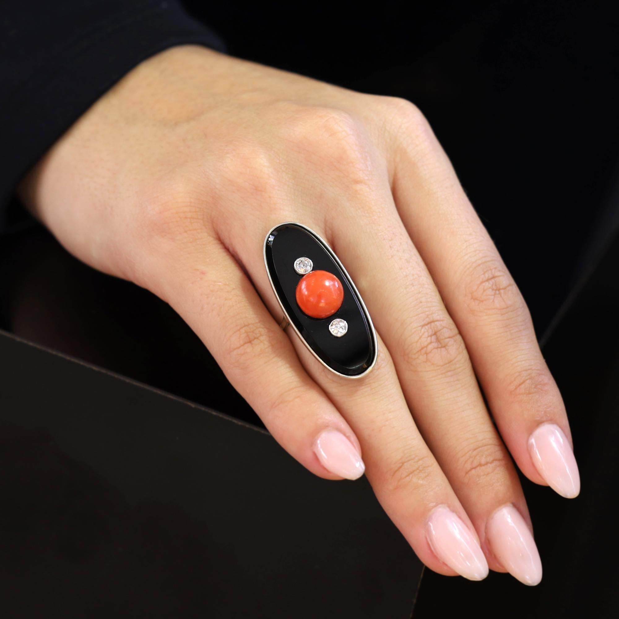 Ti sentirai come se avessi fatto centro indossando questo audace anello da cocktail Art Deco con corallo, onice nero e diamanti a ellisse. Epitomando la geometria tagliente dell'architettura degli anni '20, il corallo sardo, ricco e profondamente