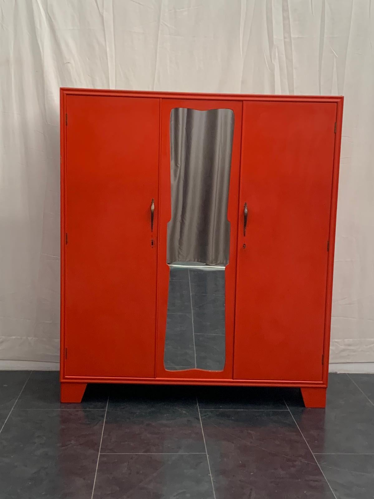 Art Deco wardrobe in lacquered red coral wood, from the 1930s. Slight wear and tear due to age and use, missing key vents.
Packaging with bubble wrap and cardboard boxes is included. If the wooden packaging is needed (fumigated crates or boxes) for