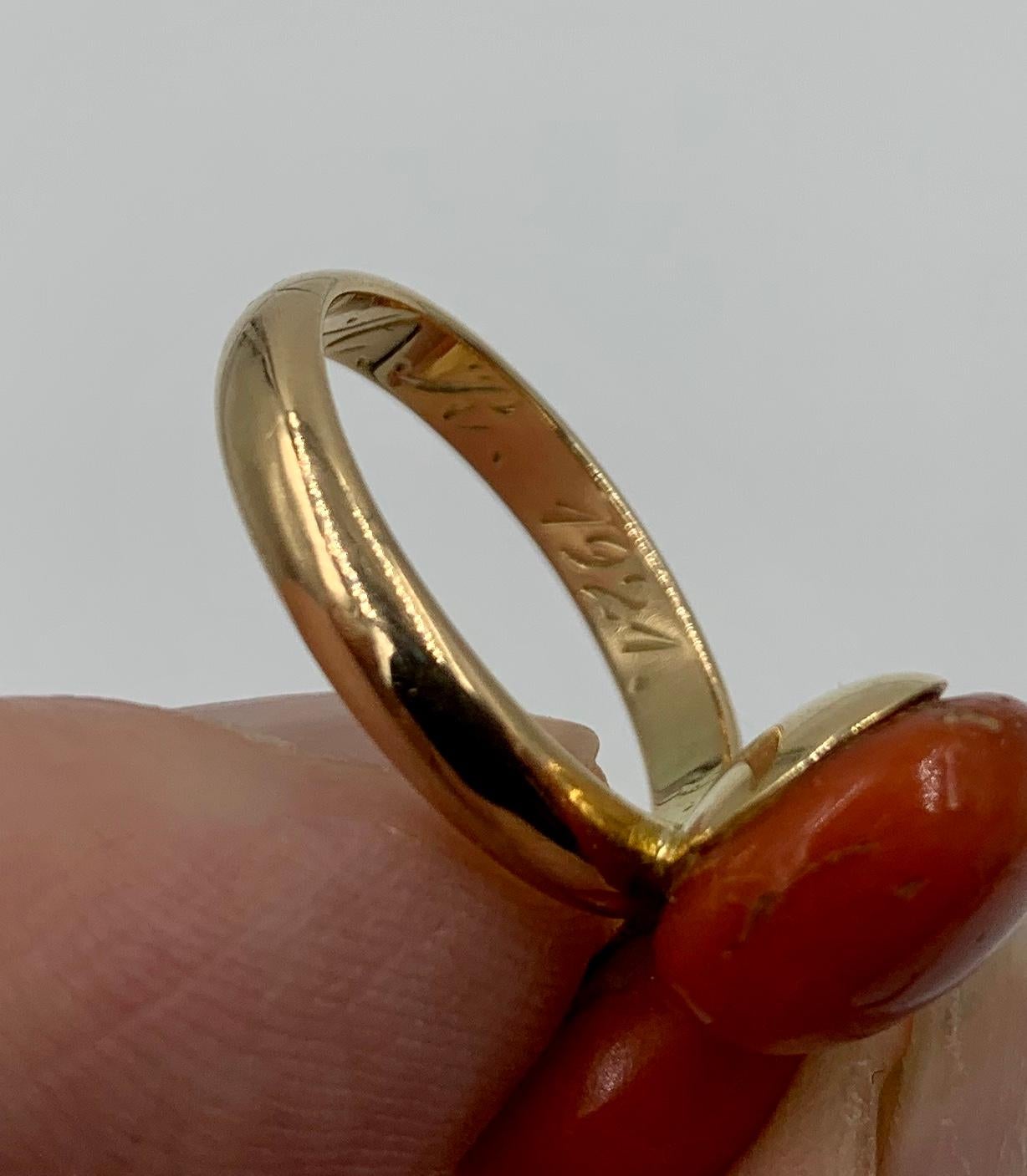 Art Deco Coral Ring 14 Karat Gold Red Salmon Coral Cabochon, 1924 For Sale 3