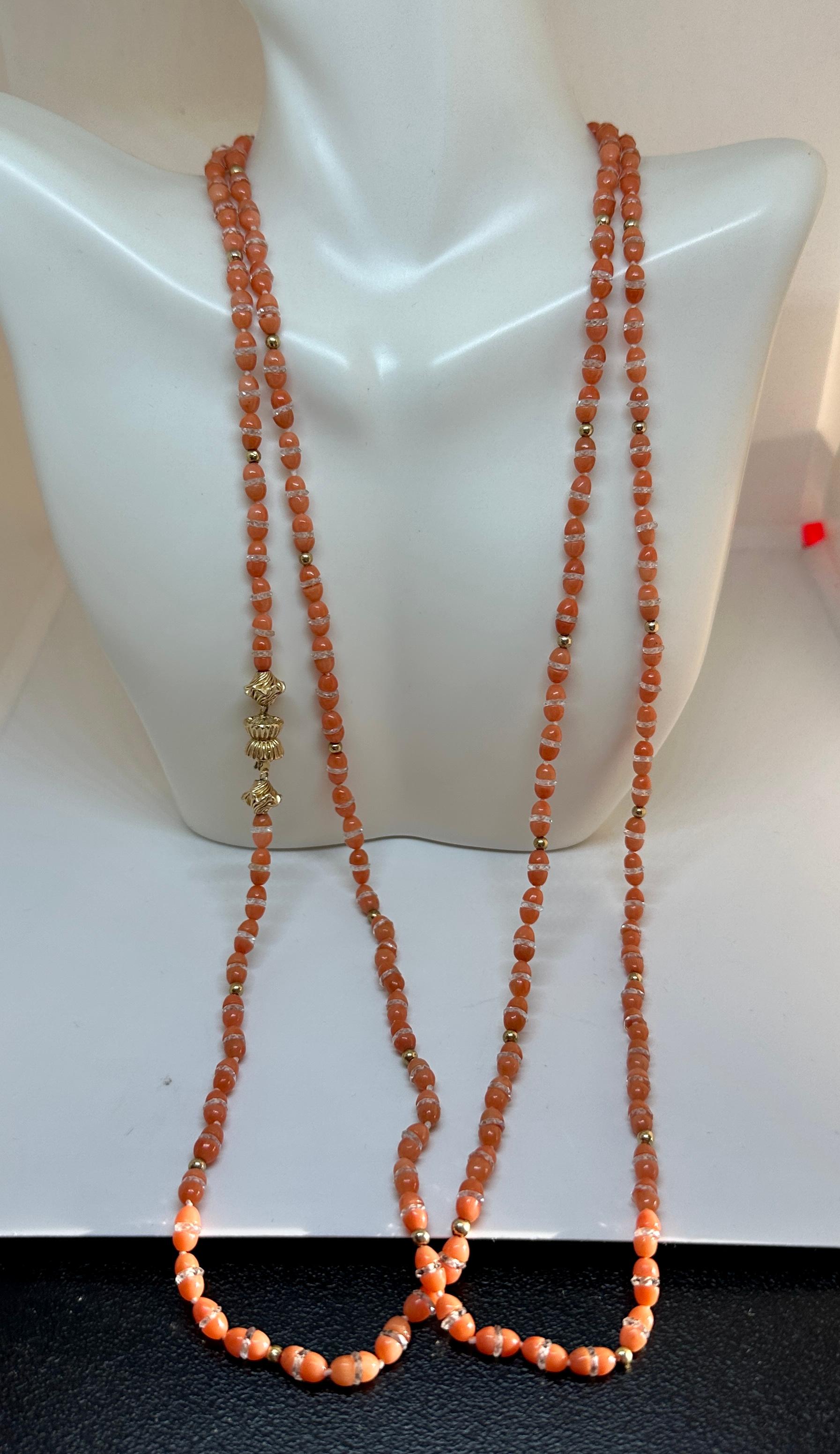 Art Deco Koralle Bergkristall Halskette 50 Zoll 14 Karat Gold Antike Rondelles (Kugelschliff) im Angebot