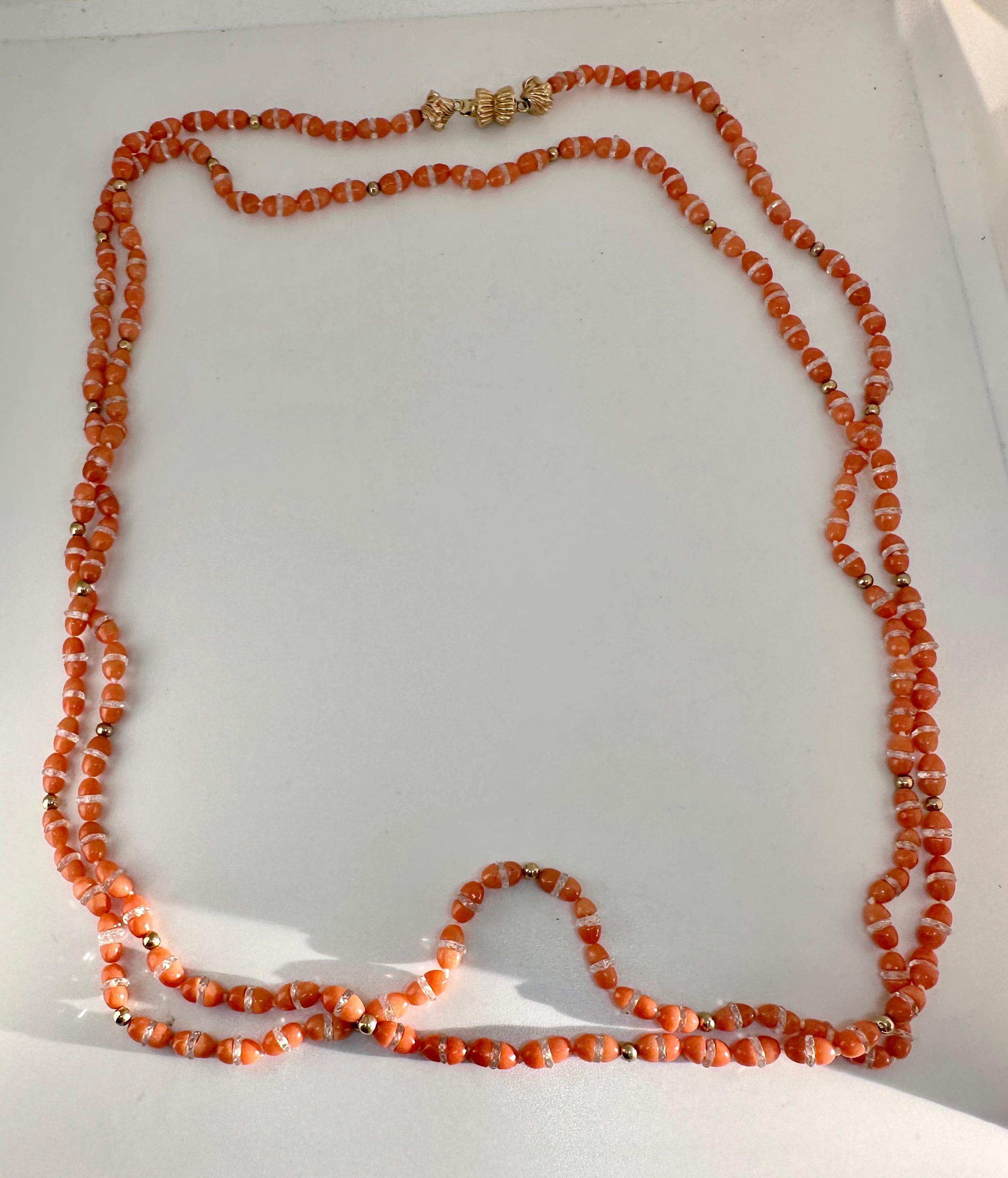 Art Deco Koralle Bergkristall Halskette 50 Zoll 14 Karat Gold Antike Rondelles im Angebot 1