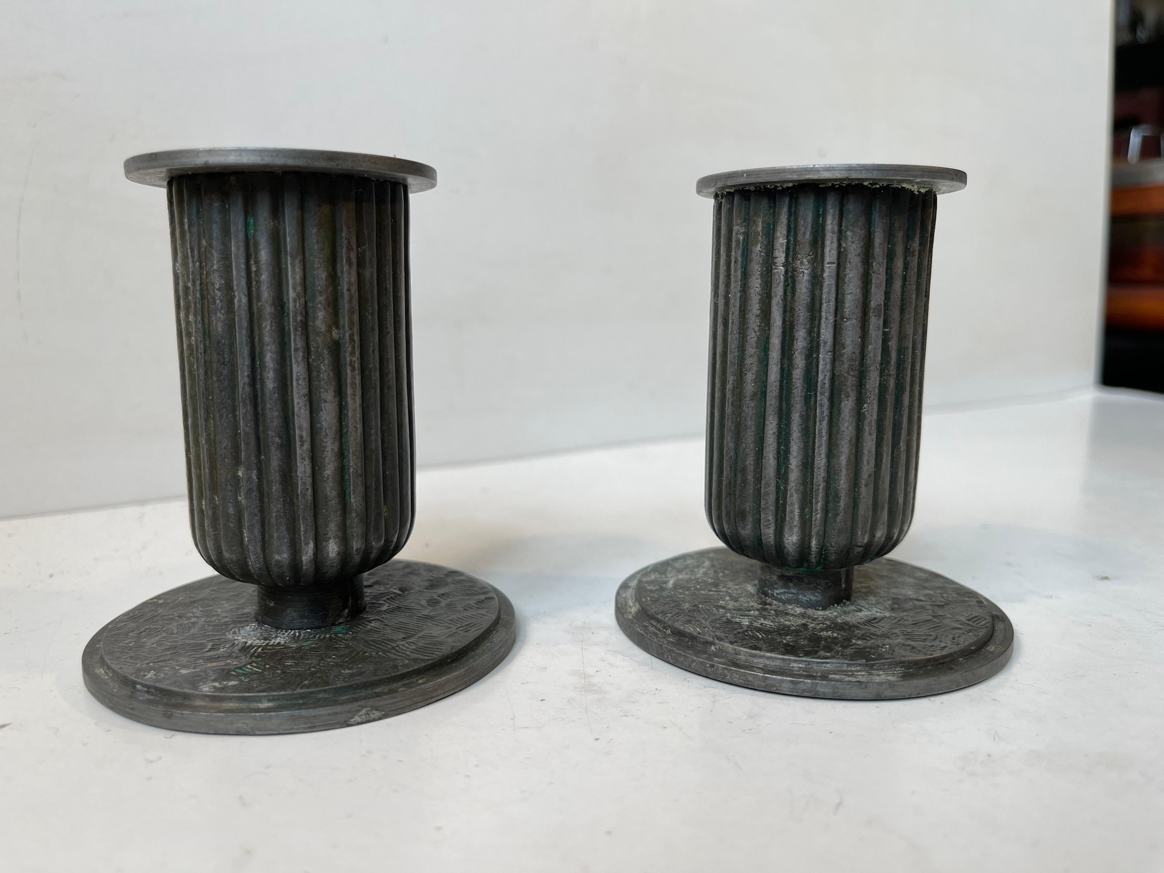 Corinthische Säulen-Kerzenständer aus Zinn im Art déco-Stil, Schweden 1920er Jahre (Skandinavisch) im Angebot