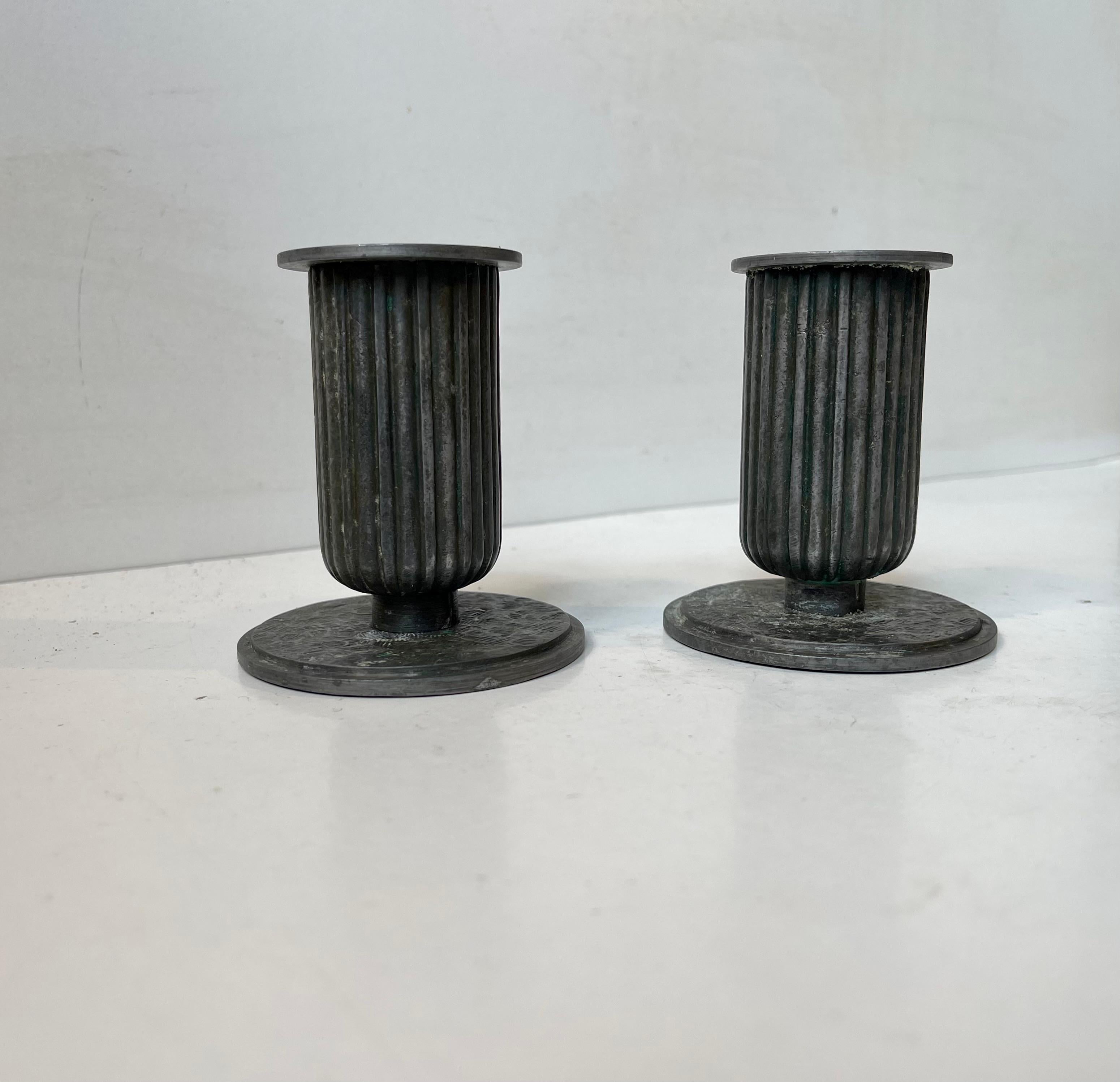 Corinthische Säulen-Kerzenständer aus Zinn im Art déco-Stil, Schweden 1920er Jahre (Hartzinn) im Angebot