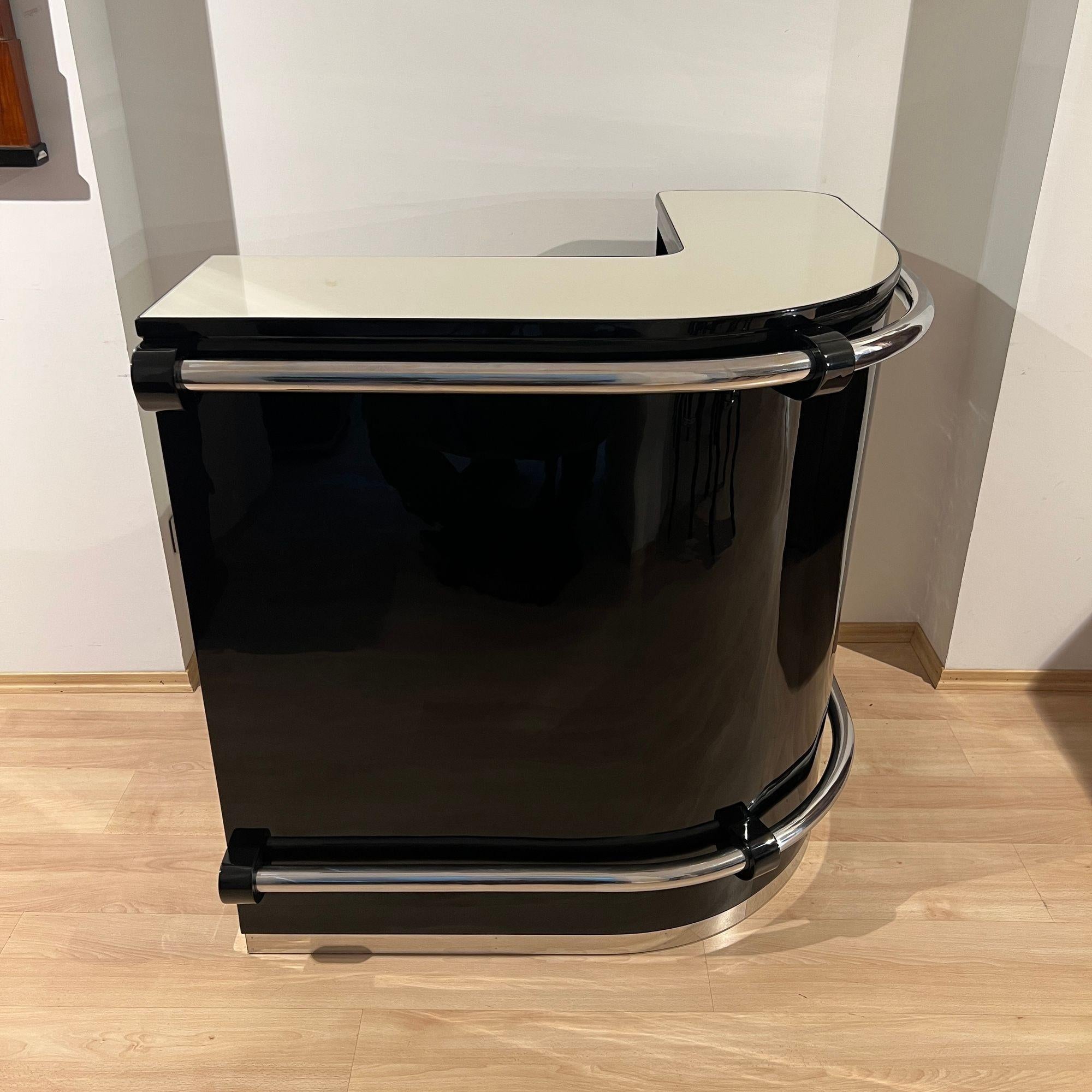 Art Deco Eckbar mit 4 Hockern, schwarzer Lack, cremefarbenes Glas, Frankreich um 1930 (Französisch) im Angebot