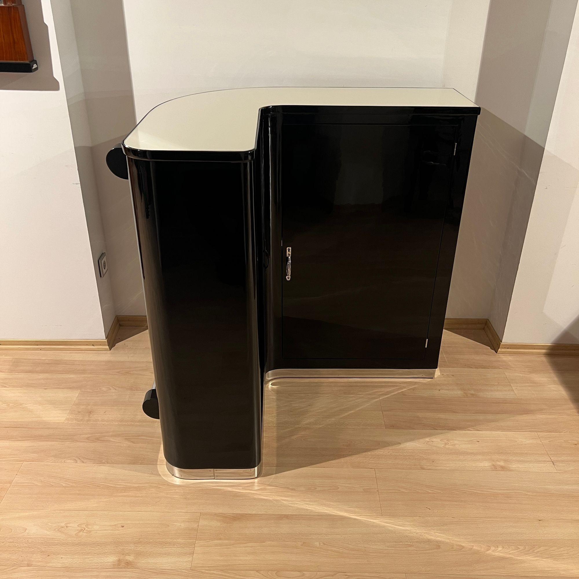 Art Deco Eckbar mit 4 Hockern, schwarzer Lack, cremefarbenes Glas, Frankreich um 1930 (Edelstahl) im Angebot