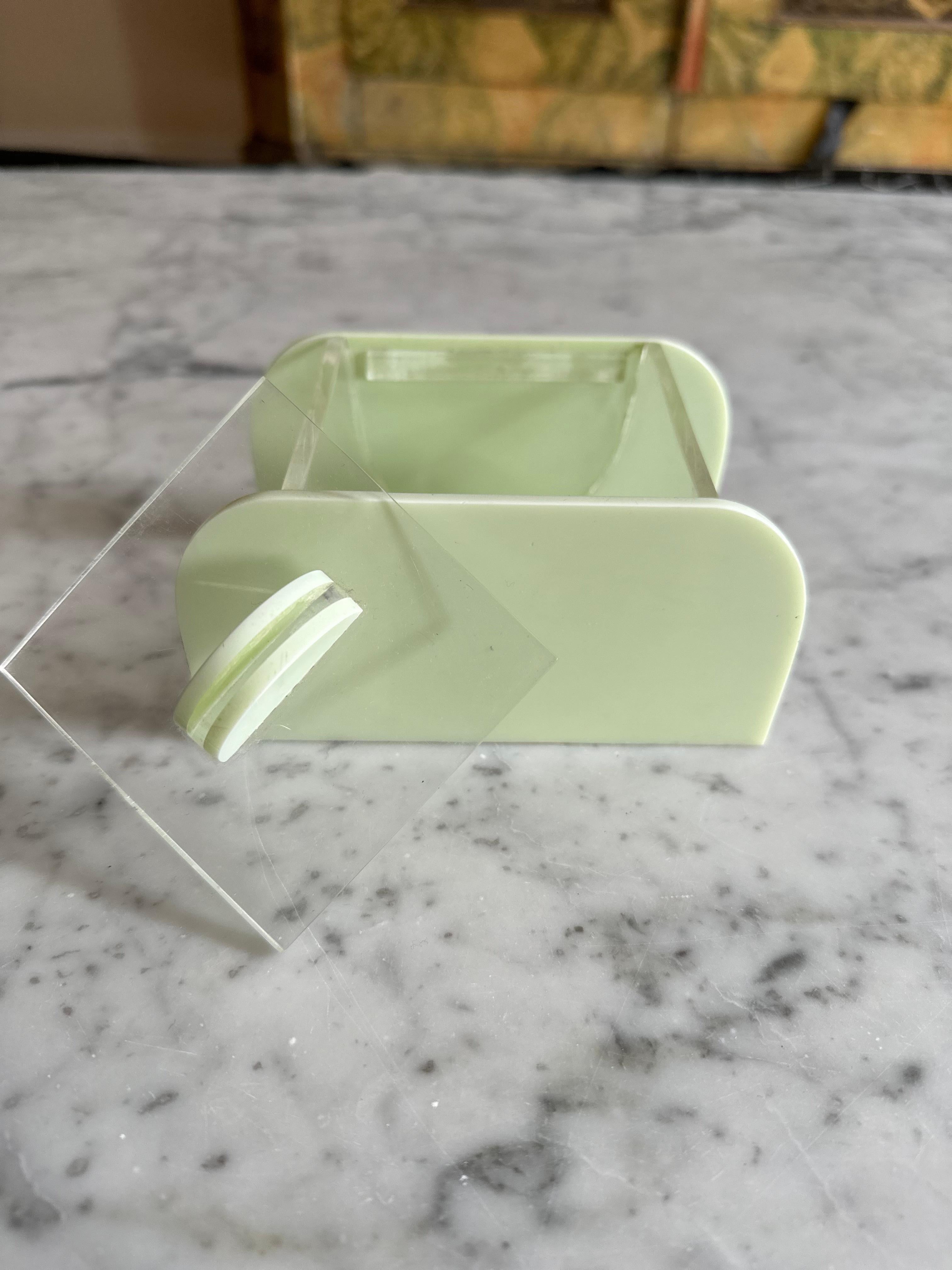 Nous vous présentons notre boîte à cosmétiques Art déco, une pièce de rangement étonnante qui allie sans effort l'élégance pastel au charme architectural du Miami des années 1920. Fabriquée en plastique transparent et vert menthe de haute qualité,