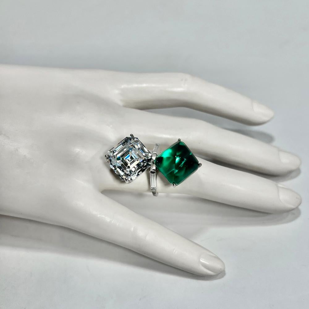 El Anillo de Amor Art Decó Toi et Moi En Bisutería 10 Quilates Cada Uno Diamante y Esmeralda   Dos impresionantes diamantes artificiales y esmeraldas piramidales cabujón en el estilo de talla Asscher y engastadas con baguettes, piedras talladas a