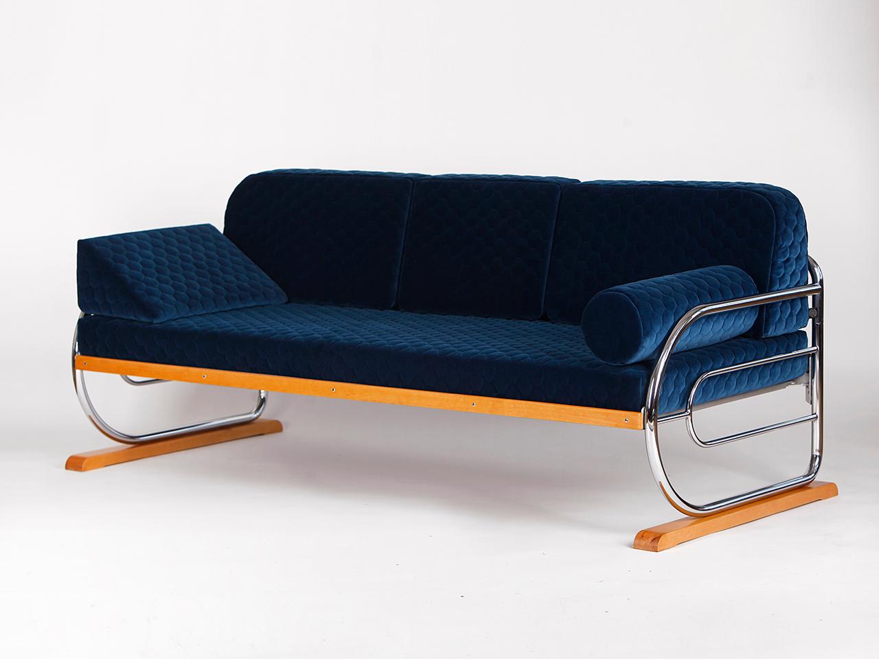 Diese originelle Couch oder Liege wurde von Hynek Gottwald in den 1930er Jahren in Prag hergestellt. Die Chromplatte wurde poliert und die Holzteile wurden neu lackiert. Die Matratze ist aus massiver Kokosfaser gefertigt. 
Er wurde vollständig