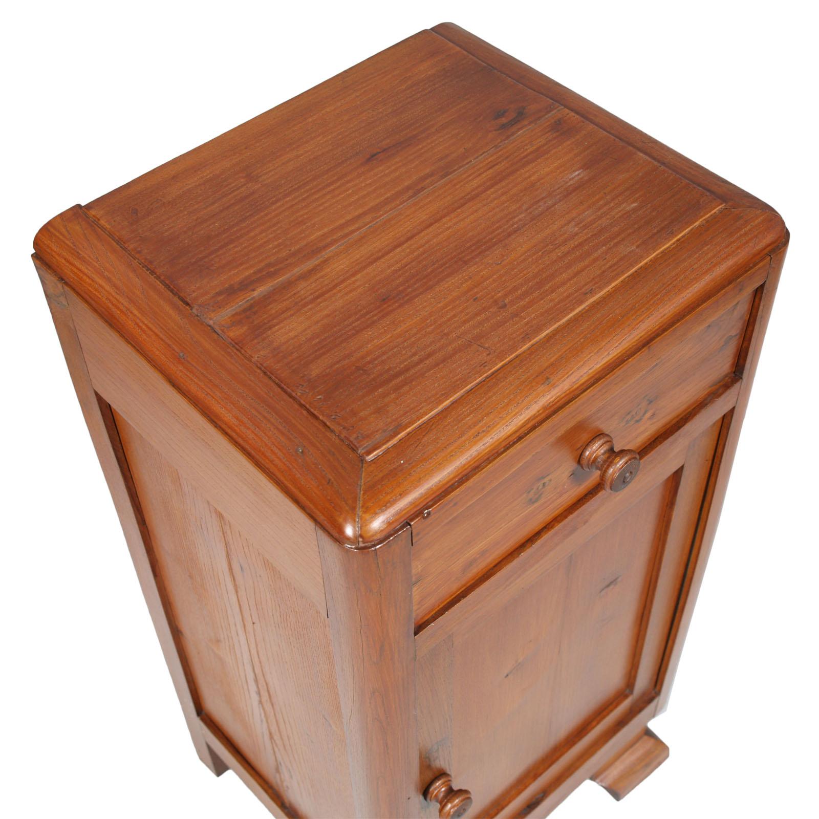 Art Deco massive country nightstand, in pine, restored and polished to wax
Measure cm: H 75 x W 39 x D 33.