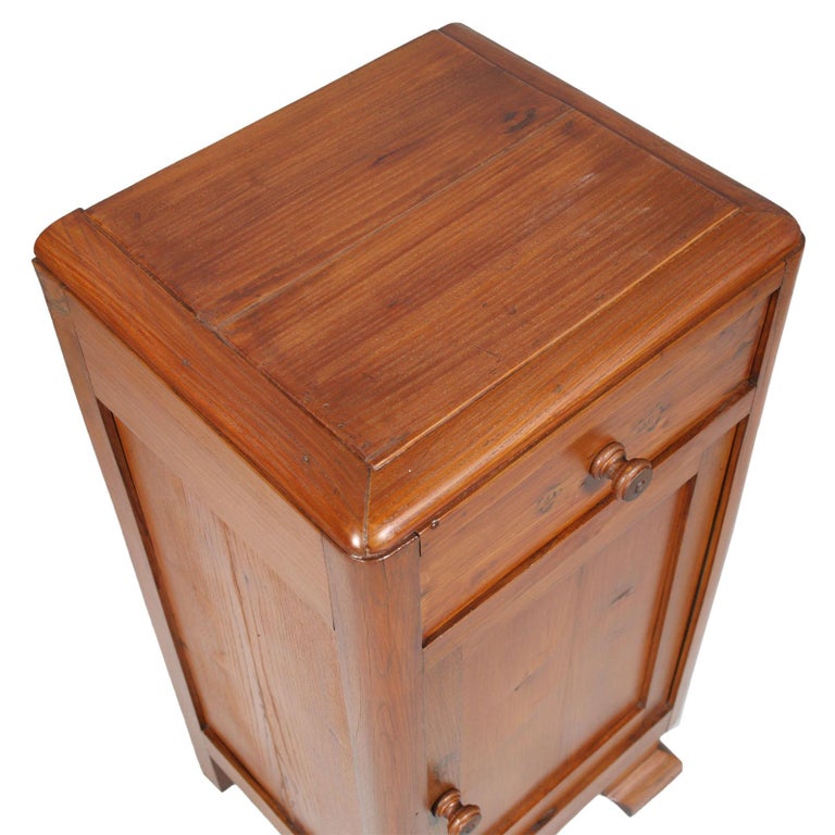 Art Deco massive country nightstand, in pine, restored and polished to wax
Measure cm: H 75 x W 39 x D 33.
