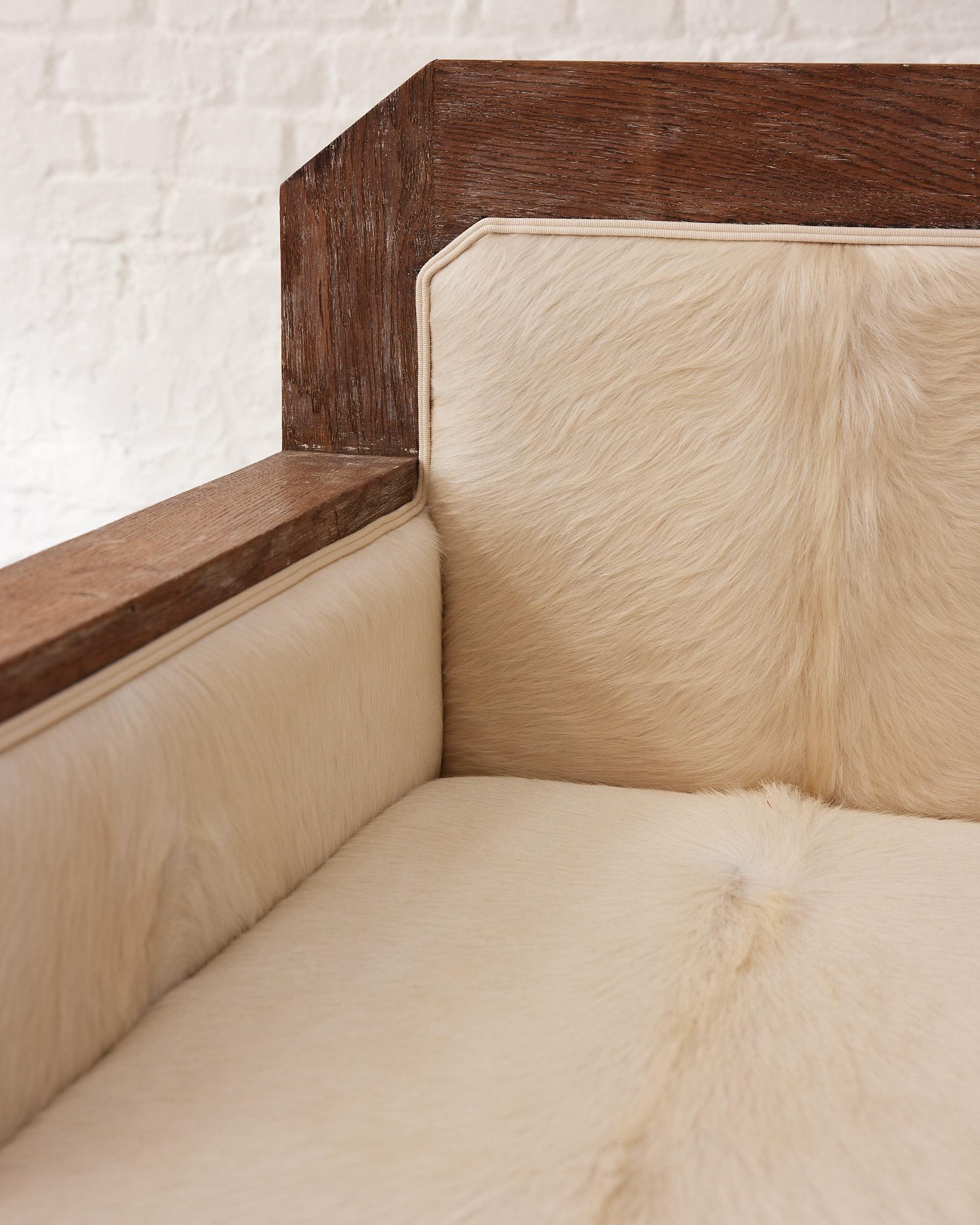Der Art Deco Cow Skin Club Ceruse Oak Armchair ist ein Meisterwerk des Designs und der Handwerkskunst, importiert aus Frankreich mit den besten Materialien und Präzision. Das atemberaubende schwarz-weiße Rindsledermuster des Sessels ist sowohl