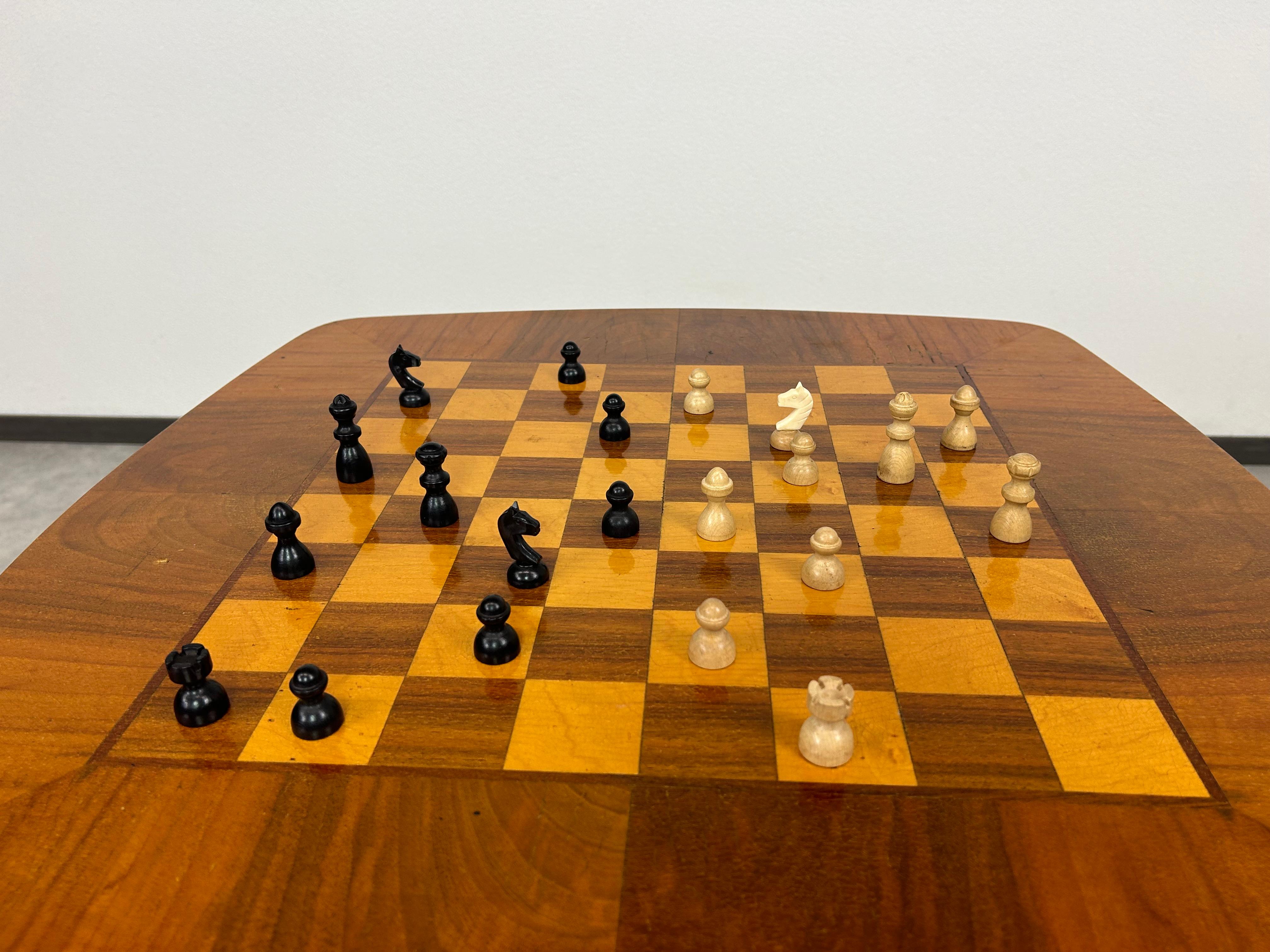 Mesa cangrejo art déco con tablero de ajedrez de Jidřich Halabala en venta 3