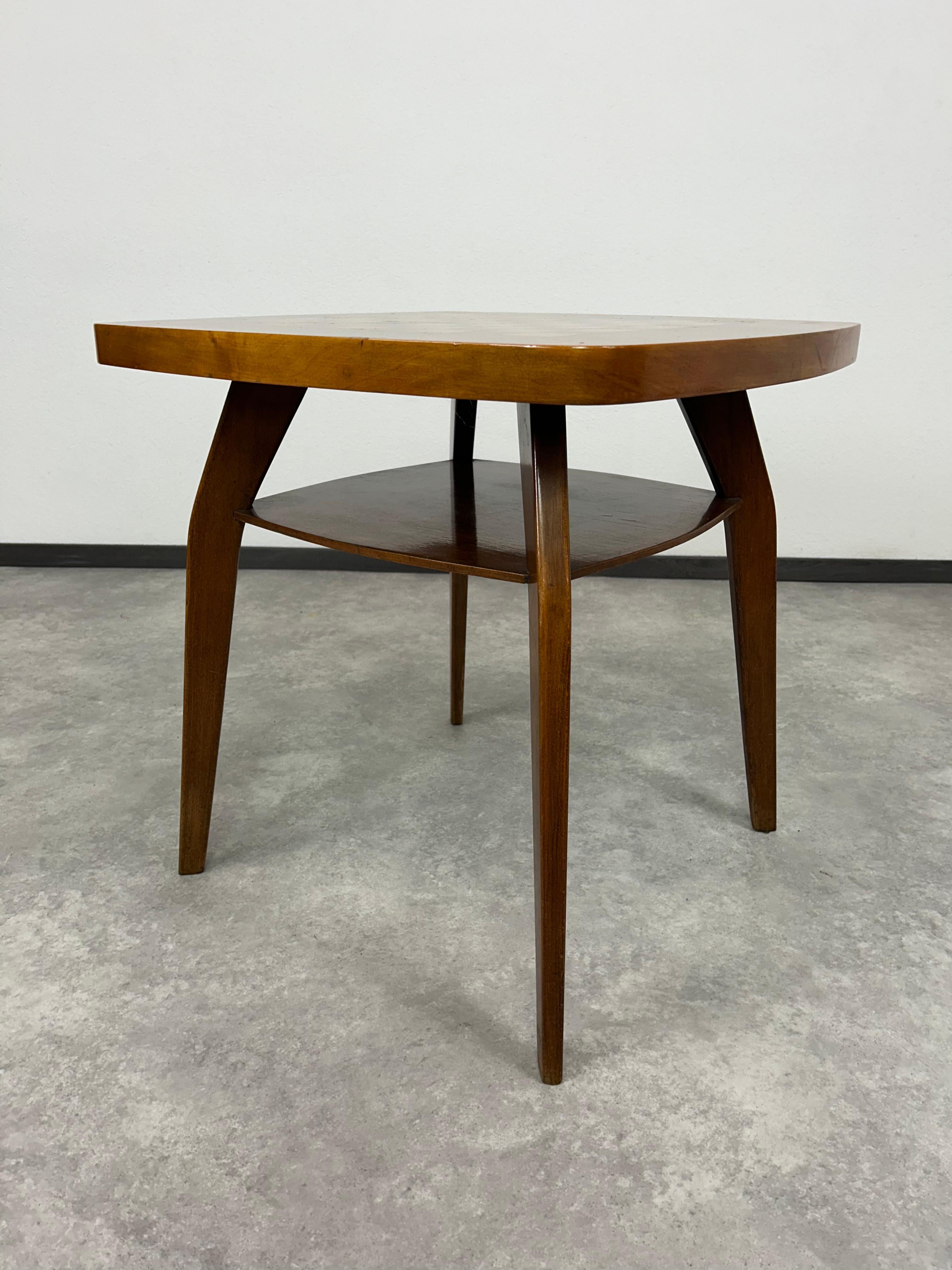 Mesa cangrejera Art decó con tablero de ajedrez de Jidřich Halabala en muy buen estado original con señales de uso.