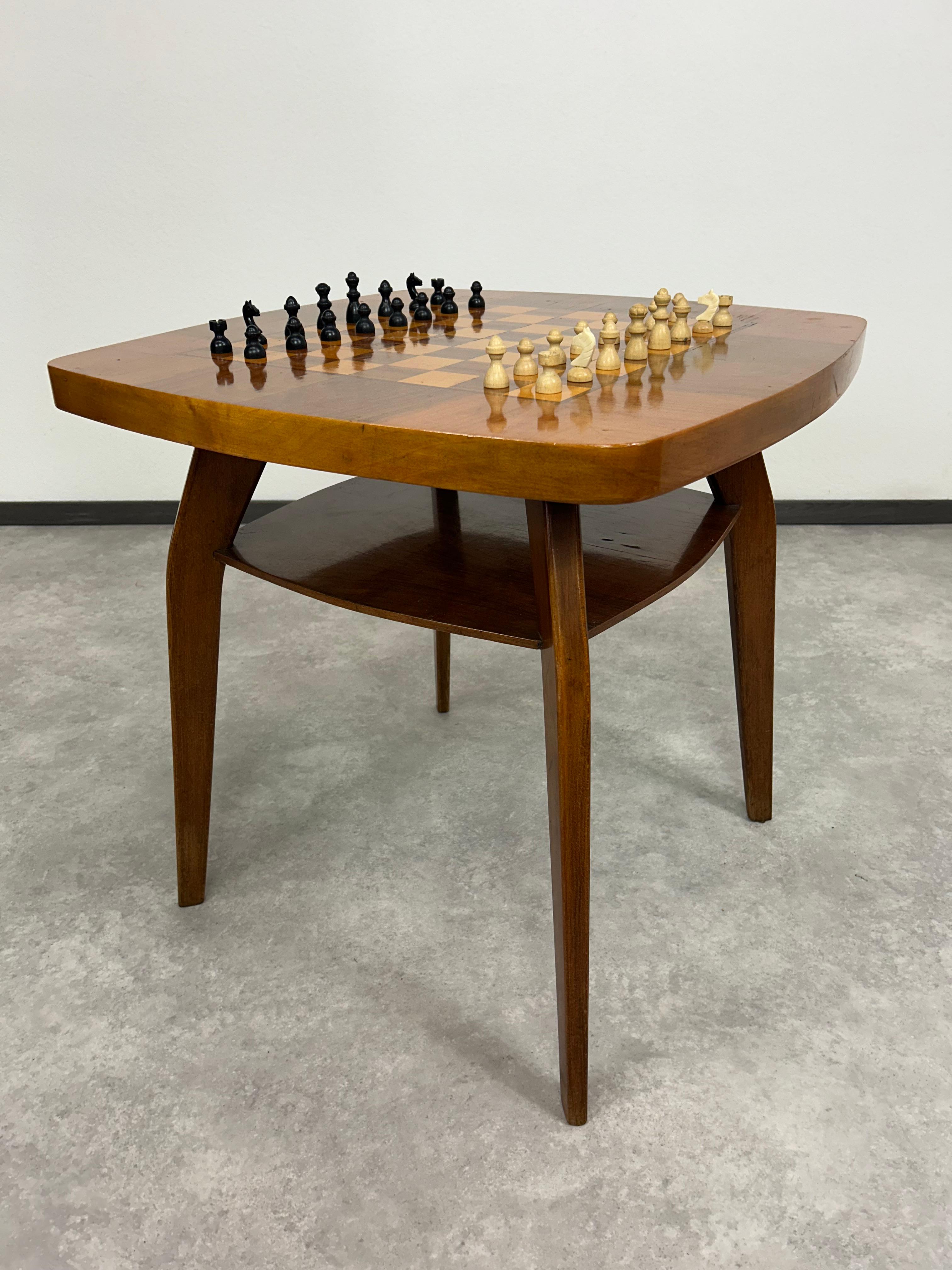 Mesa cangrejo art déco con tablero de ajedrez de Jidřich Halabala Madera en venta