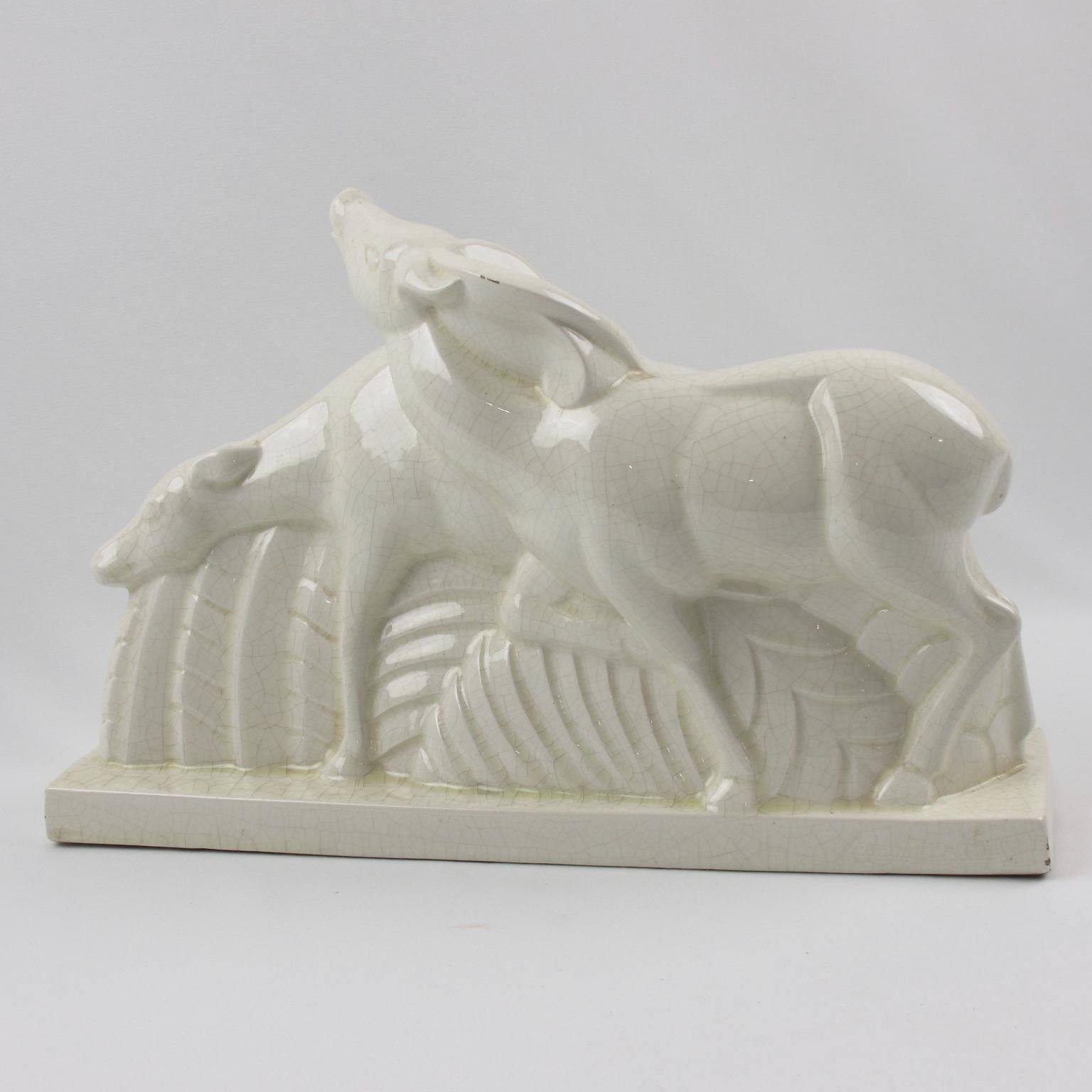 Diese von Charles Lemanceau (1905-1980) entworfene und von der Manufaktur Saint-Clement in Frankreich hergestellte Keramikskulptur mit Craquelé-Glasur im typischen Stil des Art déco zeigt ein Hirsch- oder Antilopenpaar. Das Kunstwerk ist am Rand des