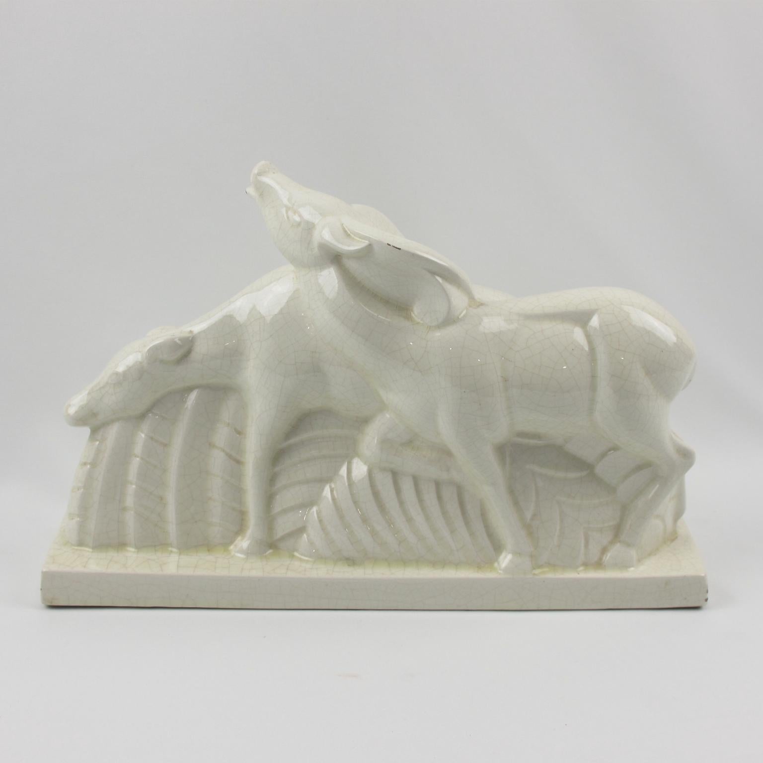 Esta típica escultura de cerámica Art Déco de esmalte craquelado presenta una pareja de ciervos o antílopes. Fue diseñado por Charles Lemanceau (1905-1980) y la Fábrica de Saint-Clément, Francia. La obra está firmada en el borde de la base: