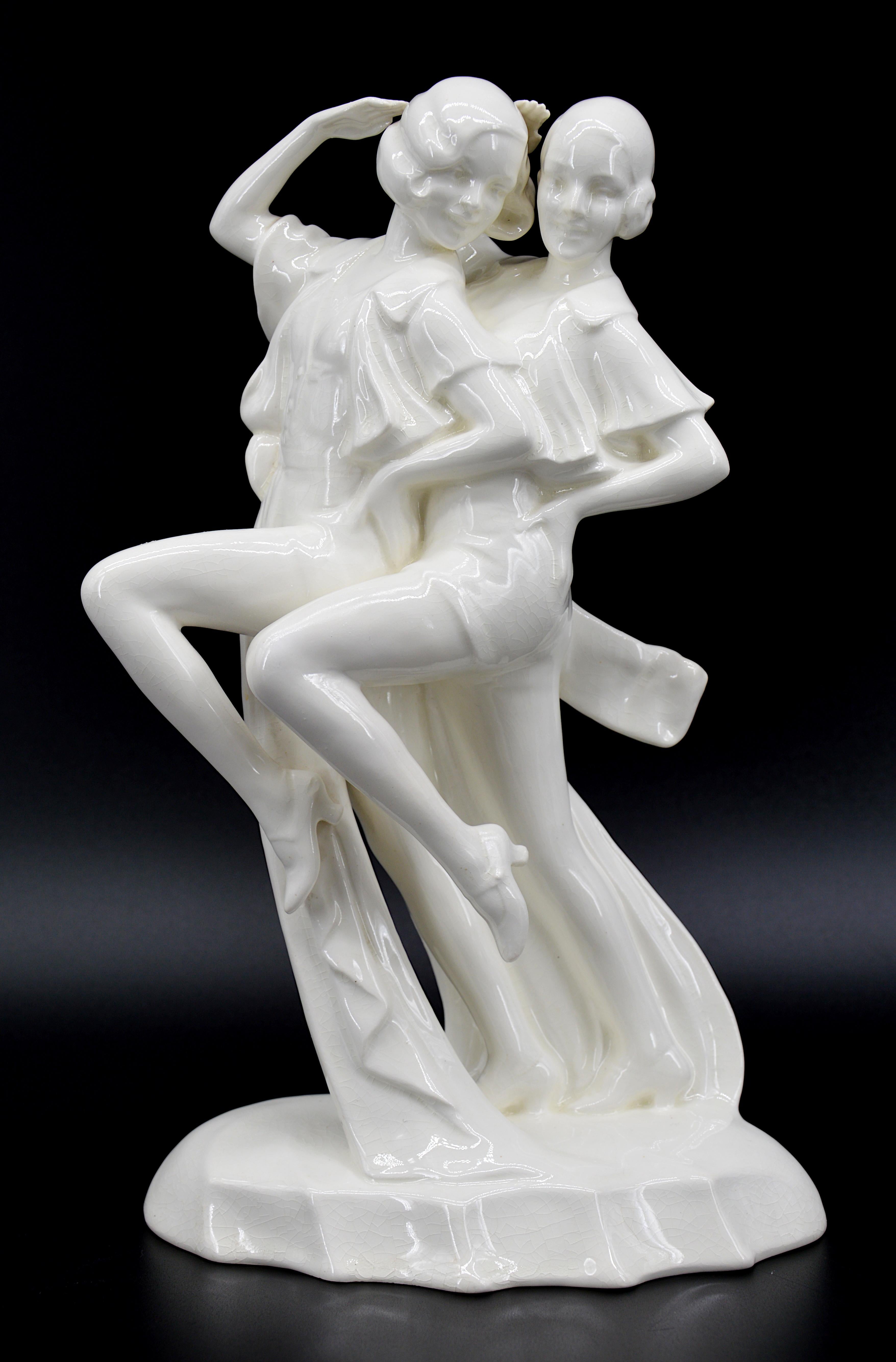 Questo accattivante gruppo di ceramica Art Déco, risalente al 1925 circa, presenta due ballerine di cabaret immortalate nel bel mezzo di un'esibizione, che mimano una marcia militare. Le figure sono splendidamente eseguite in ceramica con smalto