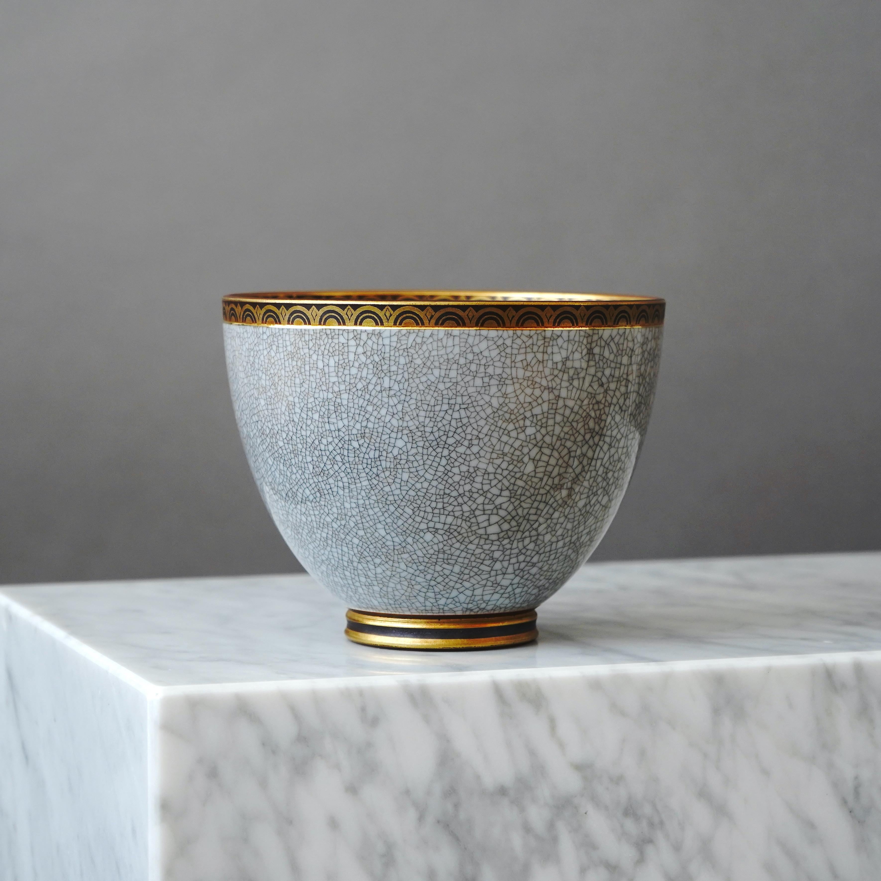 A beautiful stoneware art deco bowl with crackle glaze. Foot and mouth detailed in hand painted gold.
Designed by Gunnar Nylund for ALP (Lidköpings Porslinsfabrik), Sweden, 1930s.

Excellent condition.
Stamped 'ALP', 'Modell Nylund', 'Lidköping,