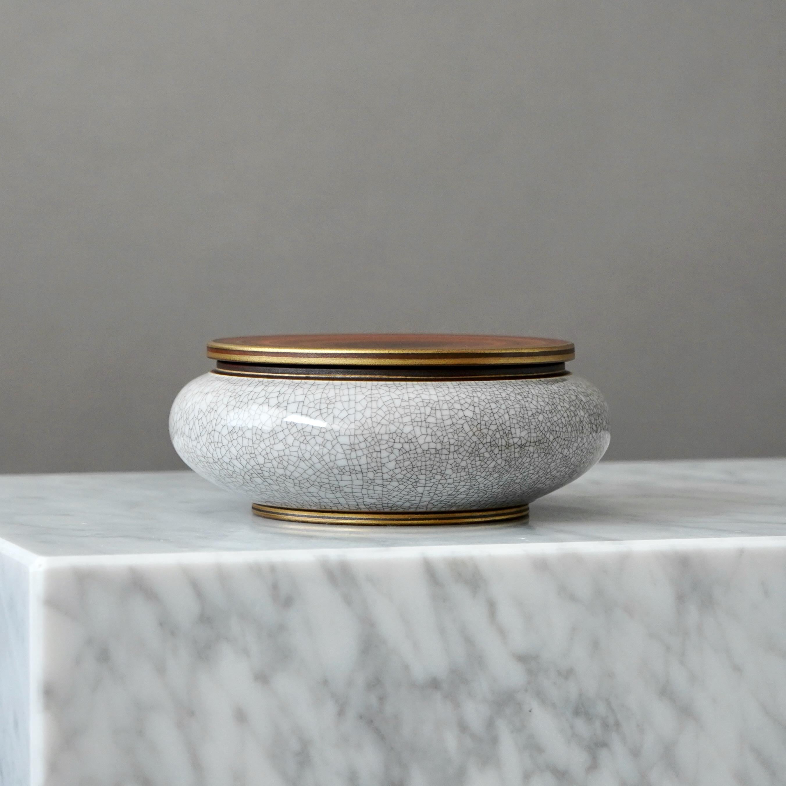 A beautiful stoneware art deco bowl with crackle glaze. Foot and mouth detailed in hand painted gold.
Designed by Gunnar Nylund for ALP (Lidköpings Porslinsfabrik), Sweden, 1930s.

Great condition. 

Stamped 'ALP', 'Modell Nylund', 'Lidköping,