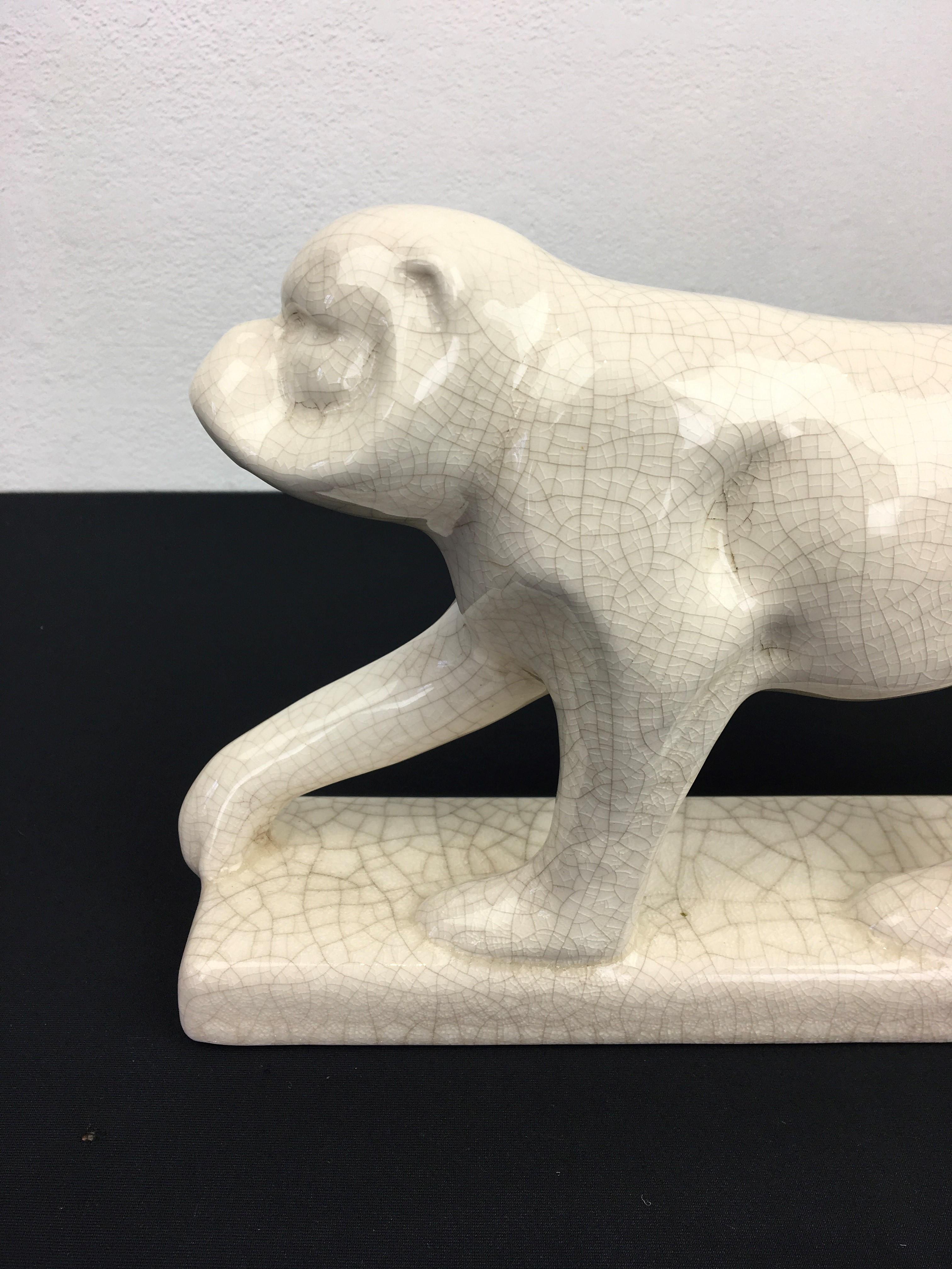 Craquelé-Affenskulptur im Art Deco-Stil. 
Dieses Craquelé Steingut - Keramik - Fayence Affe
wurde in Belgien von Emaux De Louviers hergestellt und ist mit einem Stempel versehen. 
 Die Farbe dieser Affenfigur ist beige / off-white. 

Diese rissige