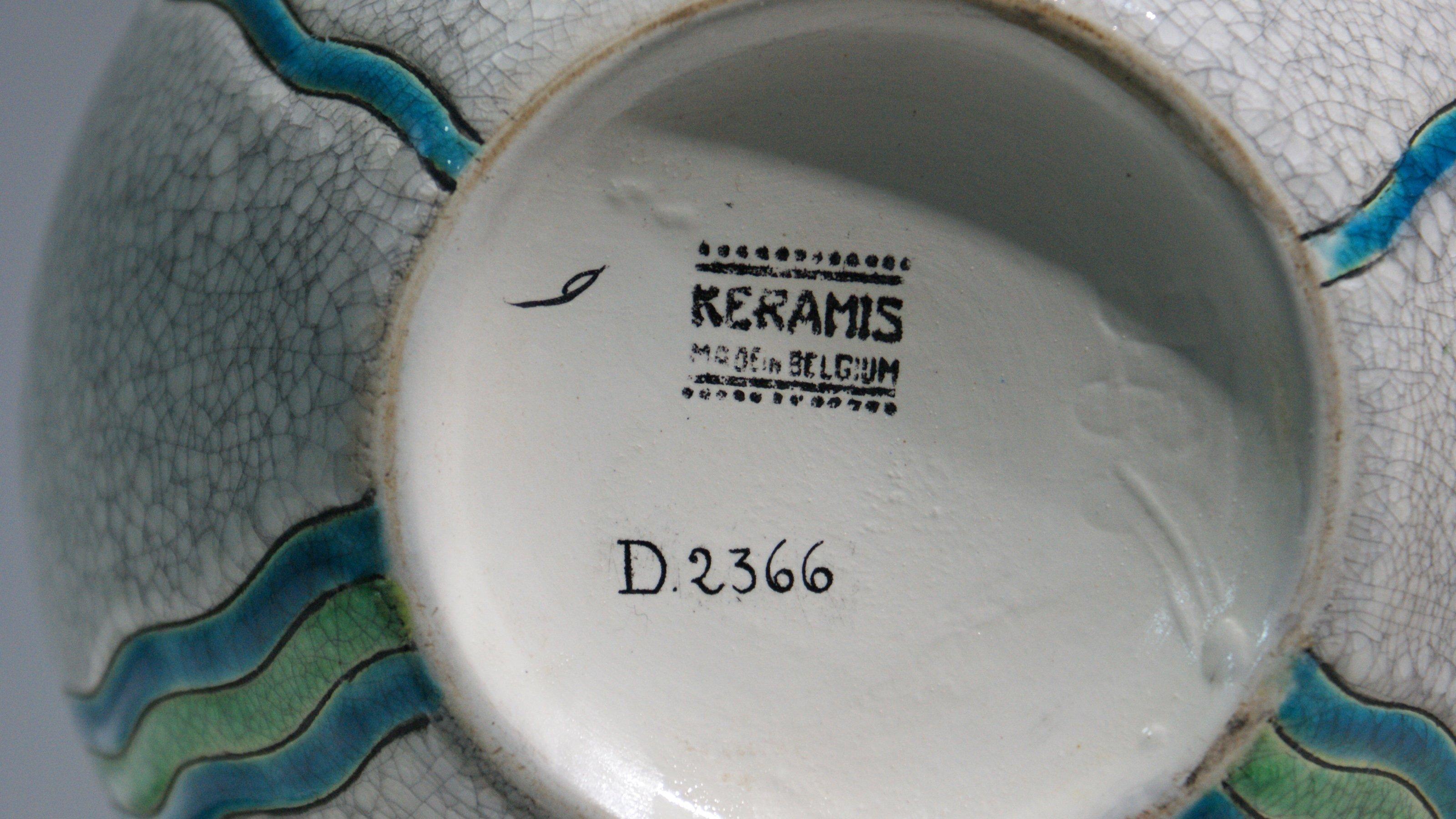 Eine Vase der Boch Freres Keramis, hergestellt in La Louvière, Belgien, während der Art Deco Periode, um 1930. Dieses glasierte Steingutgefäß trägt die Dekornummer 