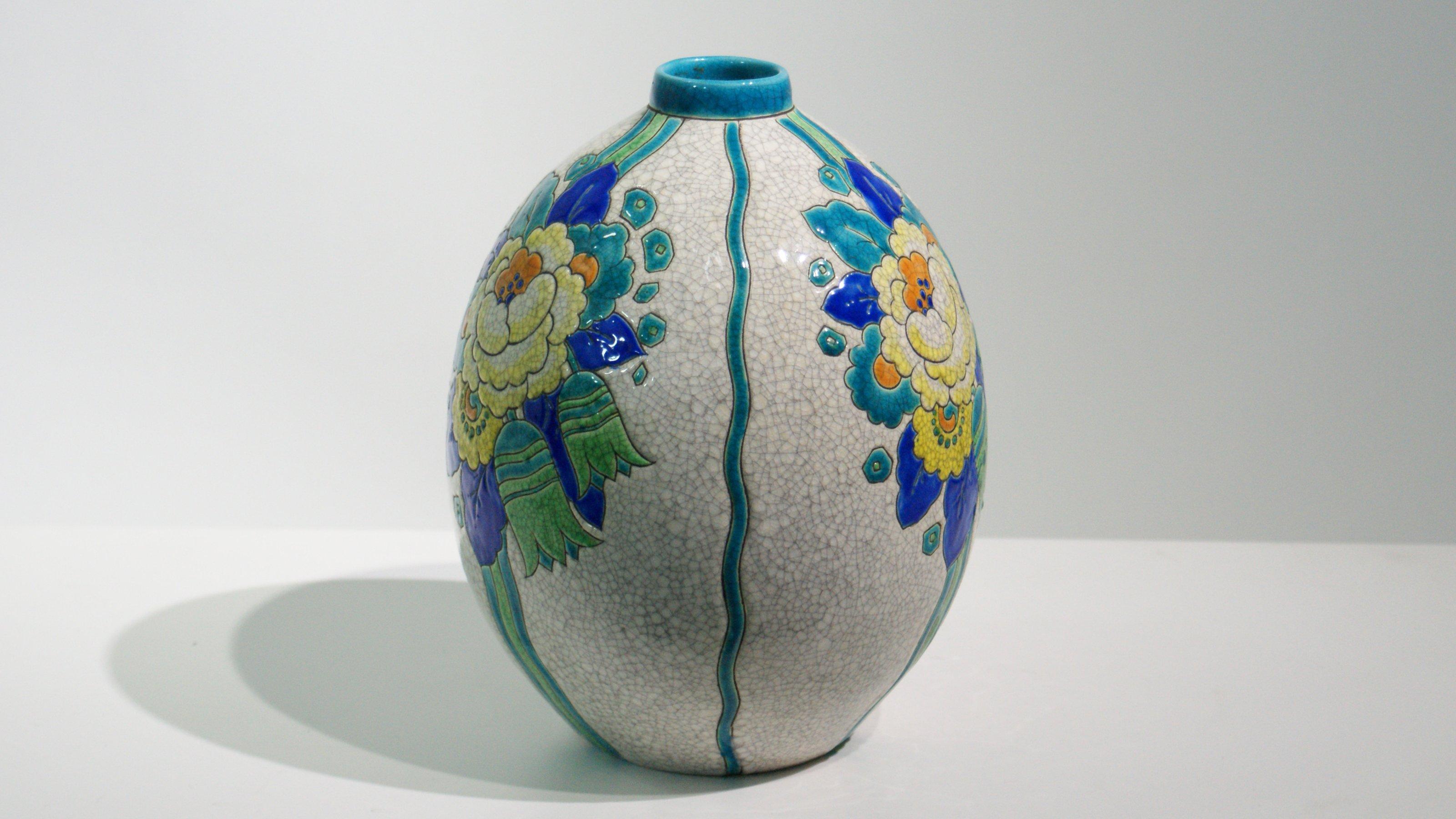 Eine Vase der Boch Freres Keramis, hergestellt in La Louvière, Belgien, während der Art Deco Periode, um 1930. Dieses glasierte Steingutgefäß trägt die Dekornummer 