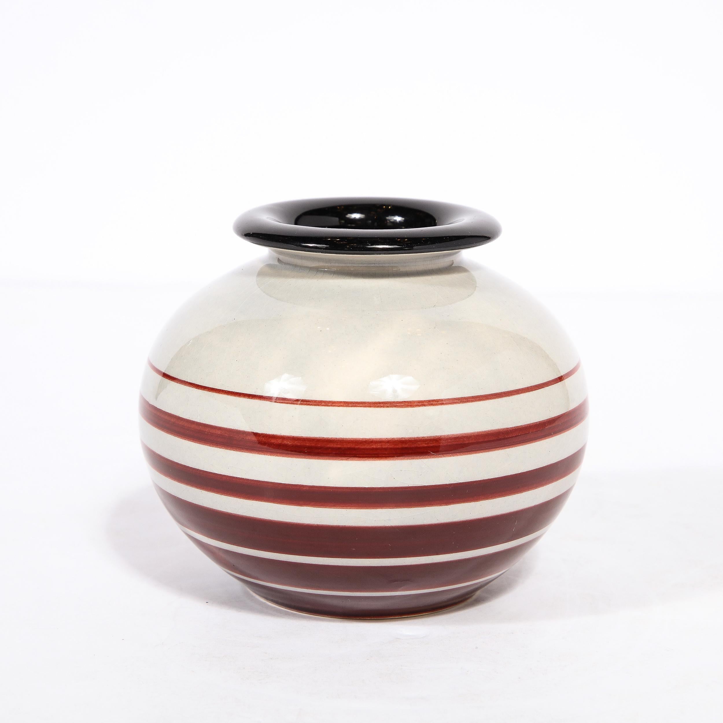 Art Deco Vase aus cremefarbener Keramik mit karminroter Verzierung von Ilse Claesson für Rörstrand (Art déco) im Angebot