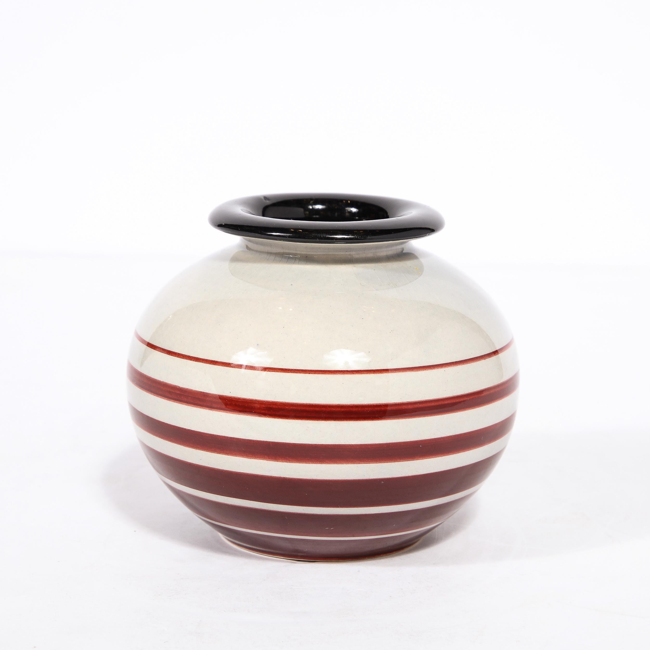 Art Deco Vase aus cremefarbener Keramik mit karminroter Verzierung von Ilse Claesson für Rörstrand (Schwedisch) im Angebot