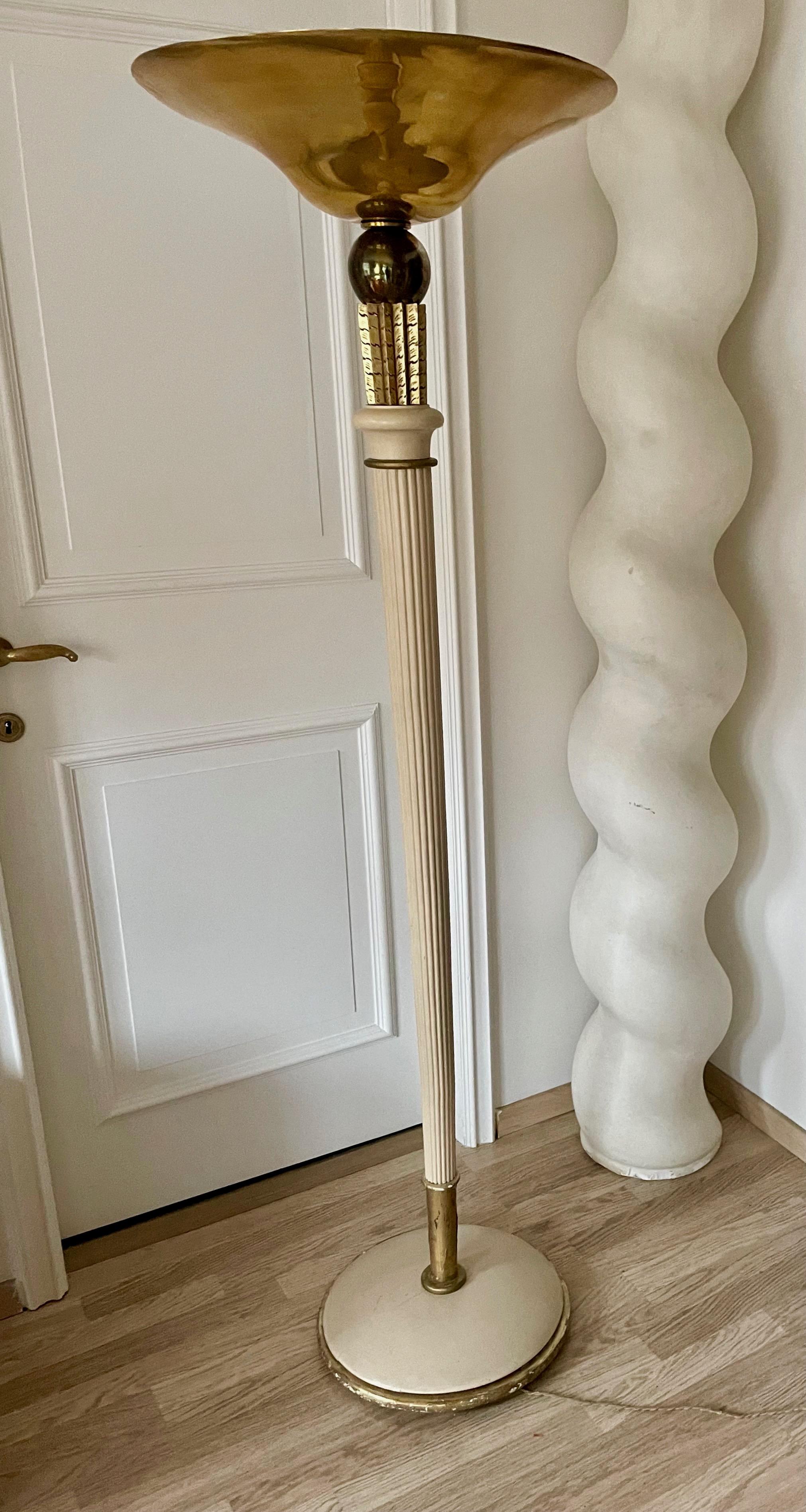 Cream lacquered wood art deco floor lamp symbolizing a quiver and its
arrows with on top a large brass reflector.
One light and gold leaves accents.
Attributed to Maison Dominique, France 1935.