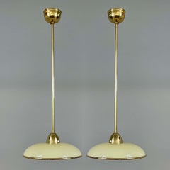 Art-Deco-Anhänger aus cremefarbenem Opalglas und Messing, Deutschland 1930er Jahre, 2er-Set