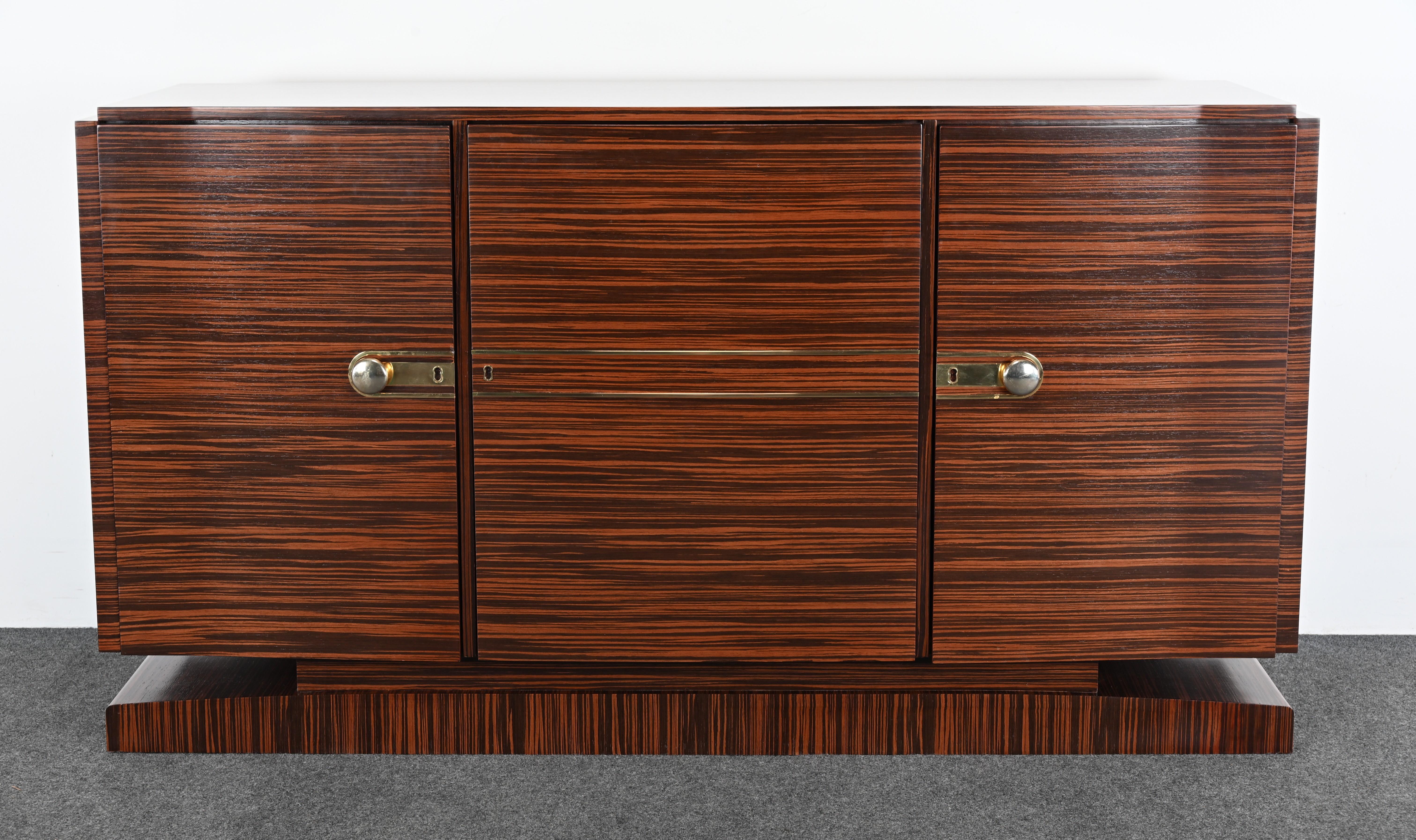 Cette superbe crédence Art déco de la Collection Modern Luxury de Boiler, conçue par le célèbre Richard Mishaan, incarne le luxe du XXIe siècle avec un clin d'œil à l'élégance intemporelle. Réalisée dans le cadre du portefeuille visionnaire de
