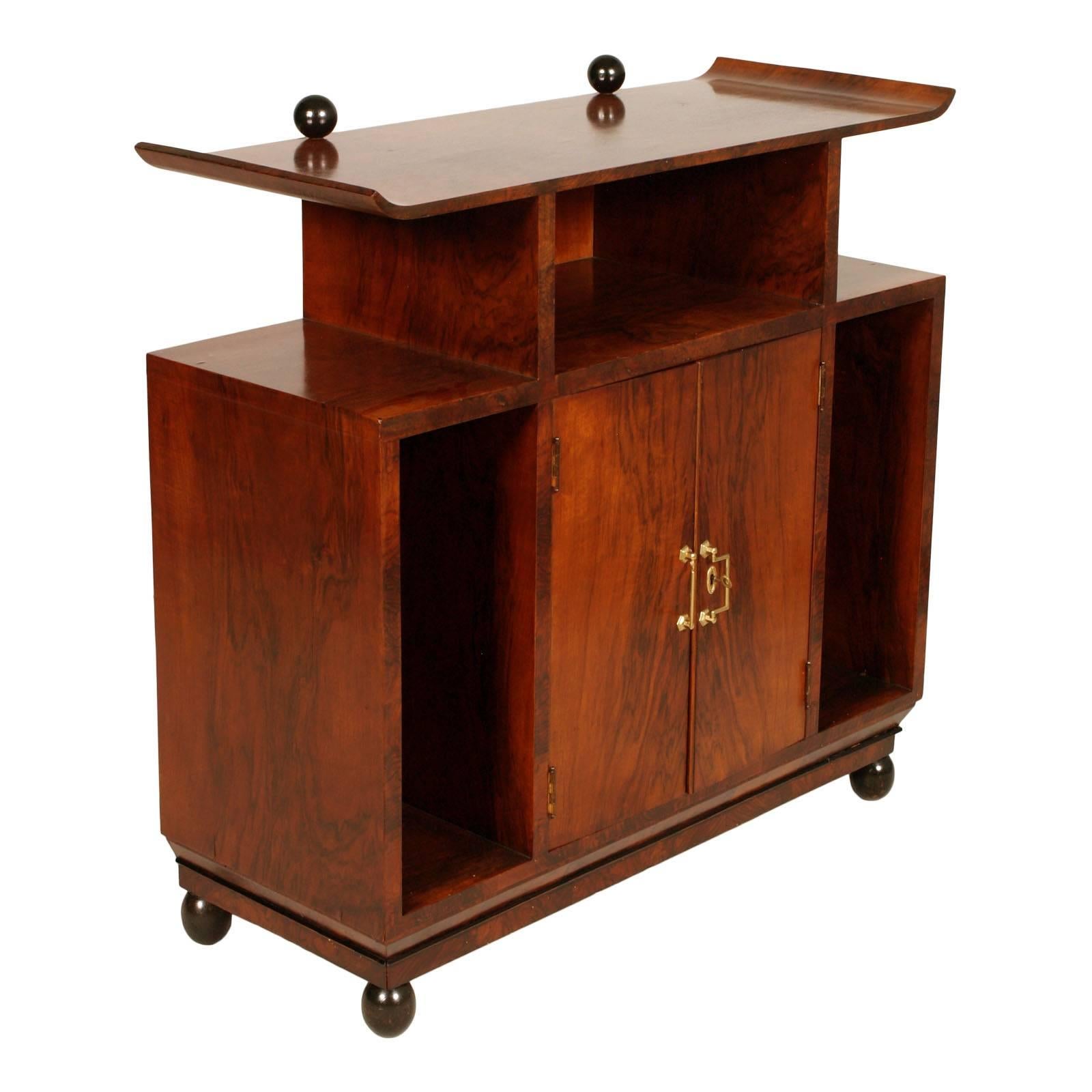 Art Deco sideboard or console or buffet, style chinoiserie by Osvaldo Borsani in veneer burl walnut. Handles in gilded brass; furniture restored and polished to wax

Measures in cm H 98 x W 100 x D 39.

MEASURES INTERIORS STORAGE
open storage:   