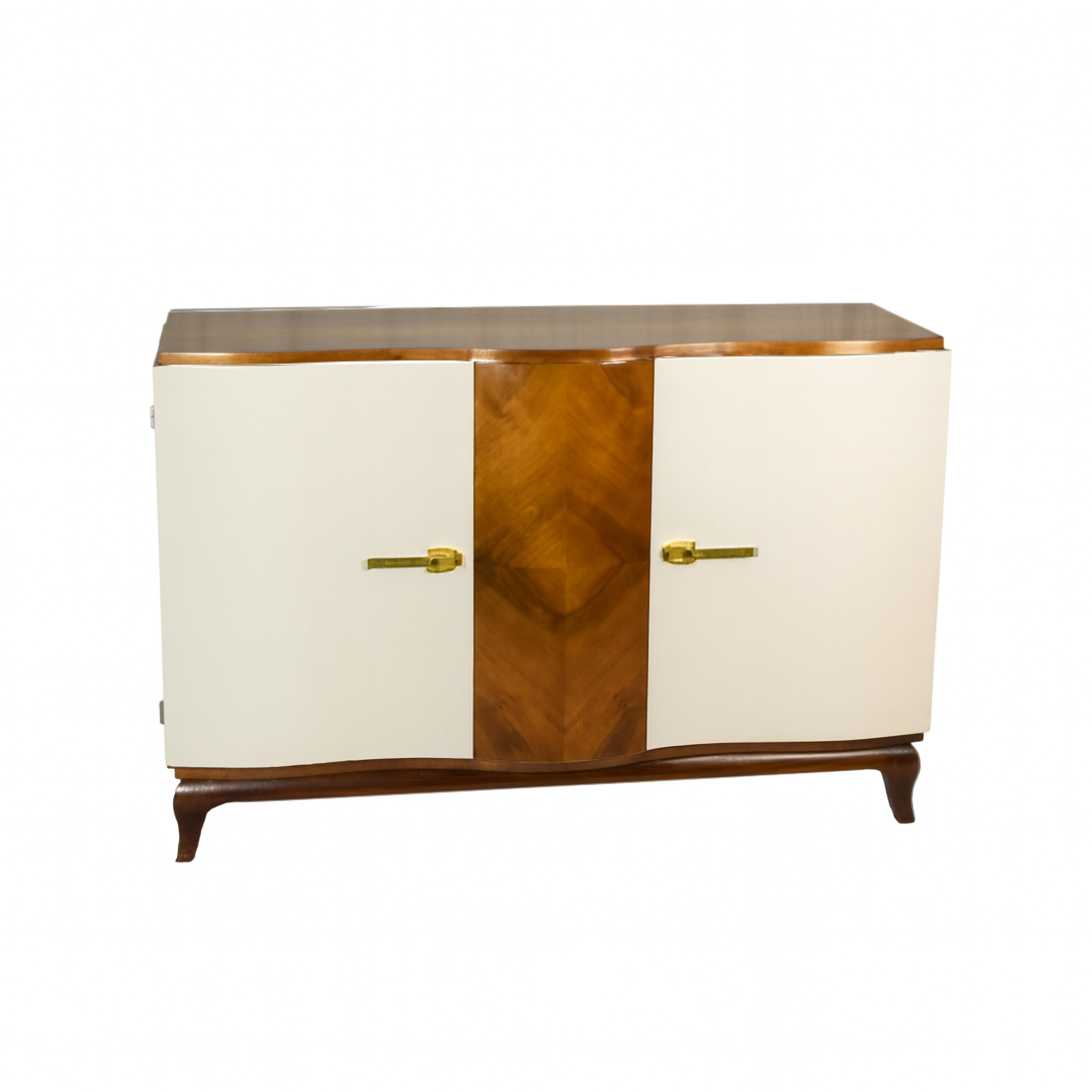 Un buffet Art déco aux lignes épurées en blanc cassé (référence couleur : #F2F0EF)  en bois de noyer, du 20ème siècle, fabriqué en Belgique.

Le buffet repose sur quatre pieds évasés et comporte deux portes avec des ferrures en métal. Il offre une