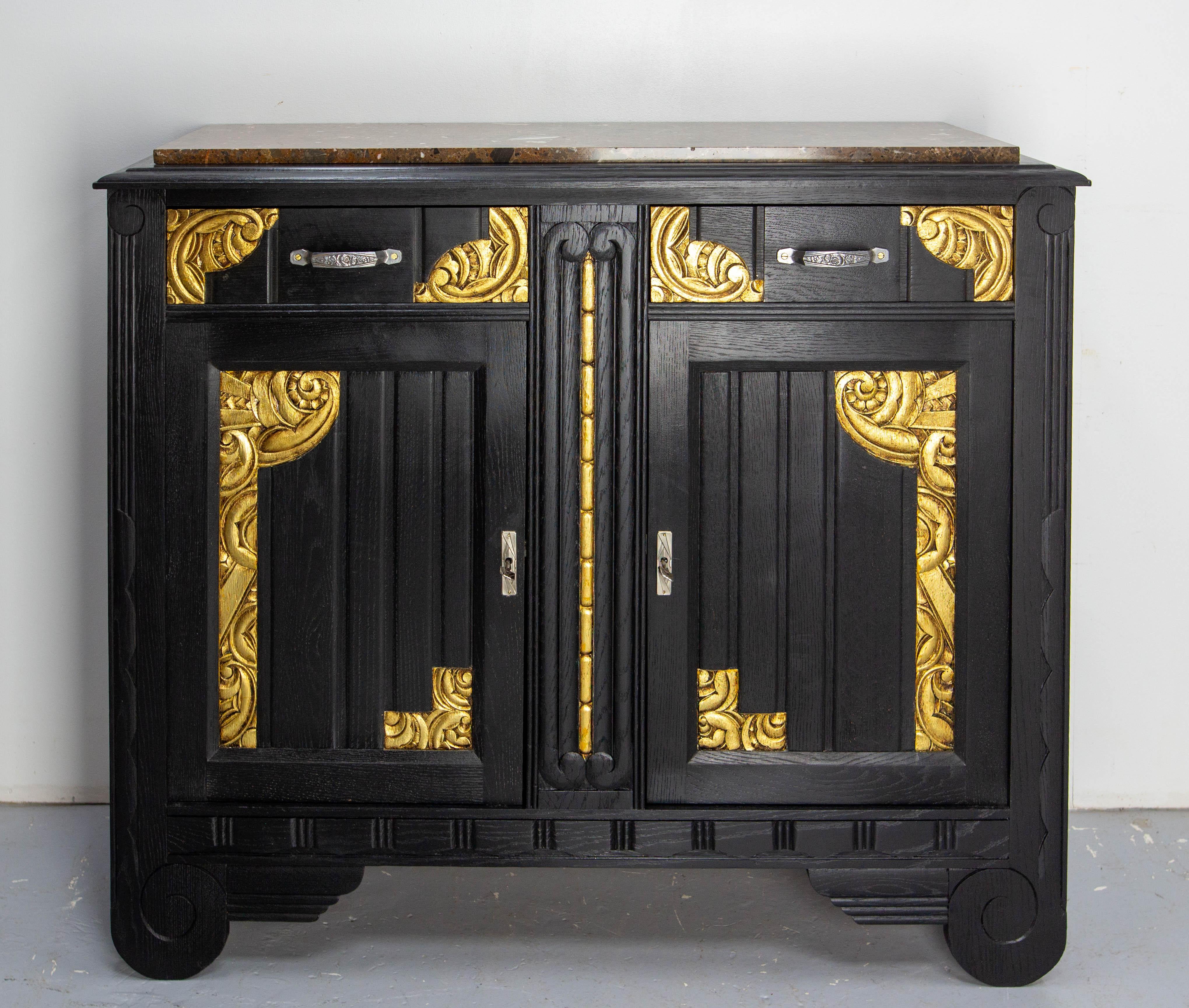 Buffet buffet crédence Art Déco, fabriqué vers 1930
Marbre brun noir et blanc veiné en bon état.
Ce buffet art déco a été entièrement rénové récemment. Les moulures de la façade sont soulignées par des feuilles de cuivre appliquées à la main.
Motifs