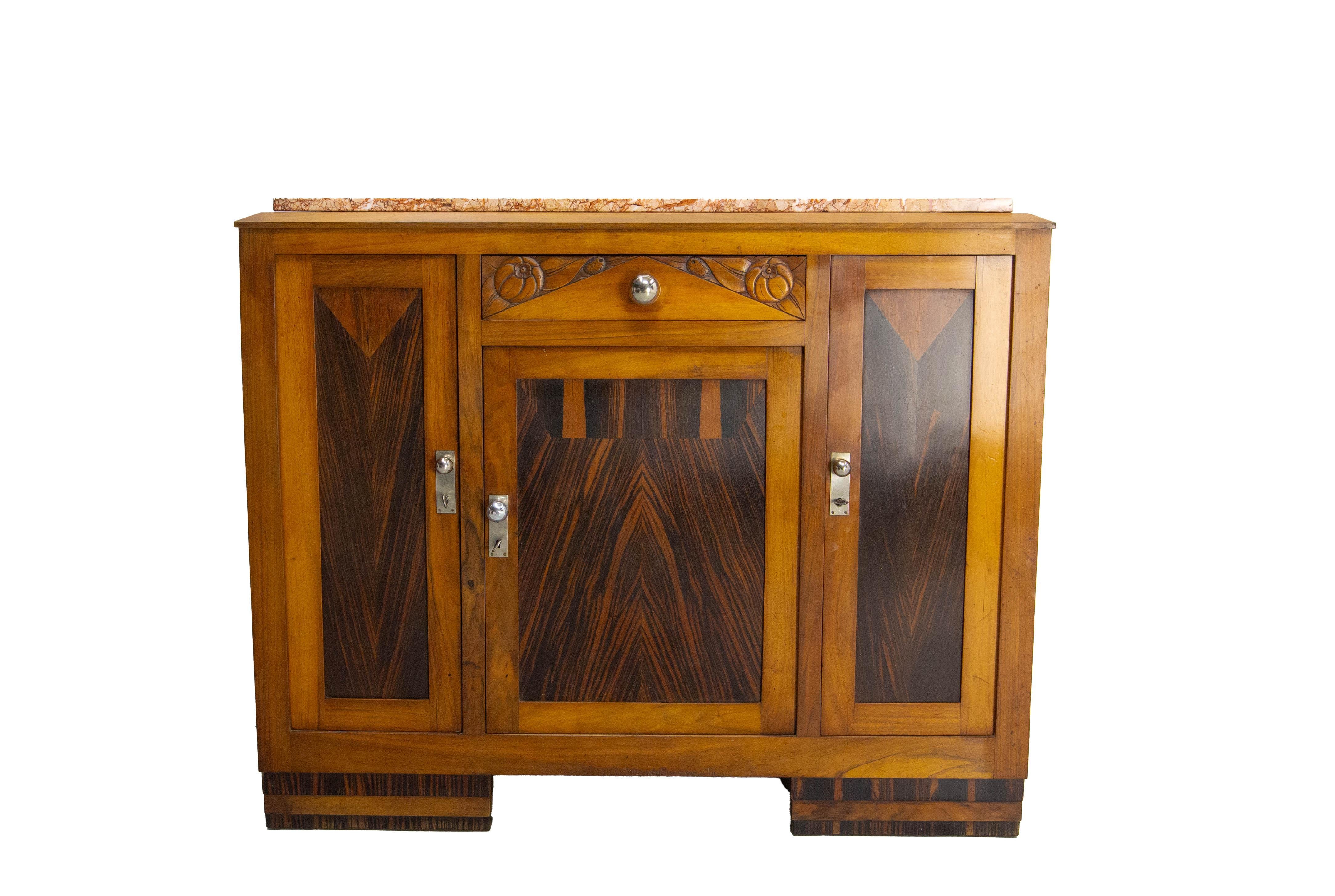 Credenza credenza Art Deco alla francese di Sue et Mare, circa 1930
Splendidi pannelli di intarsio con noce intagliato
Motivi floreali e legni misti tipici di Sue et Mare

In ottime condizioni per la sua età, un angolo del marmo variegato presenta