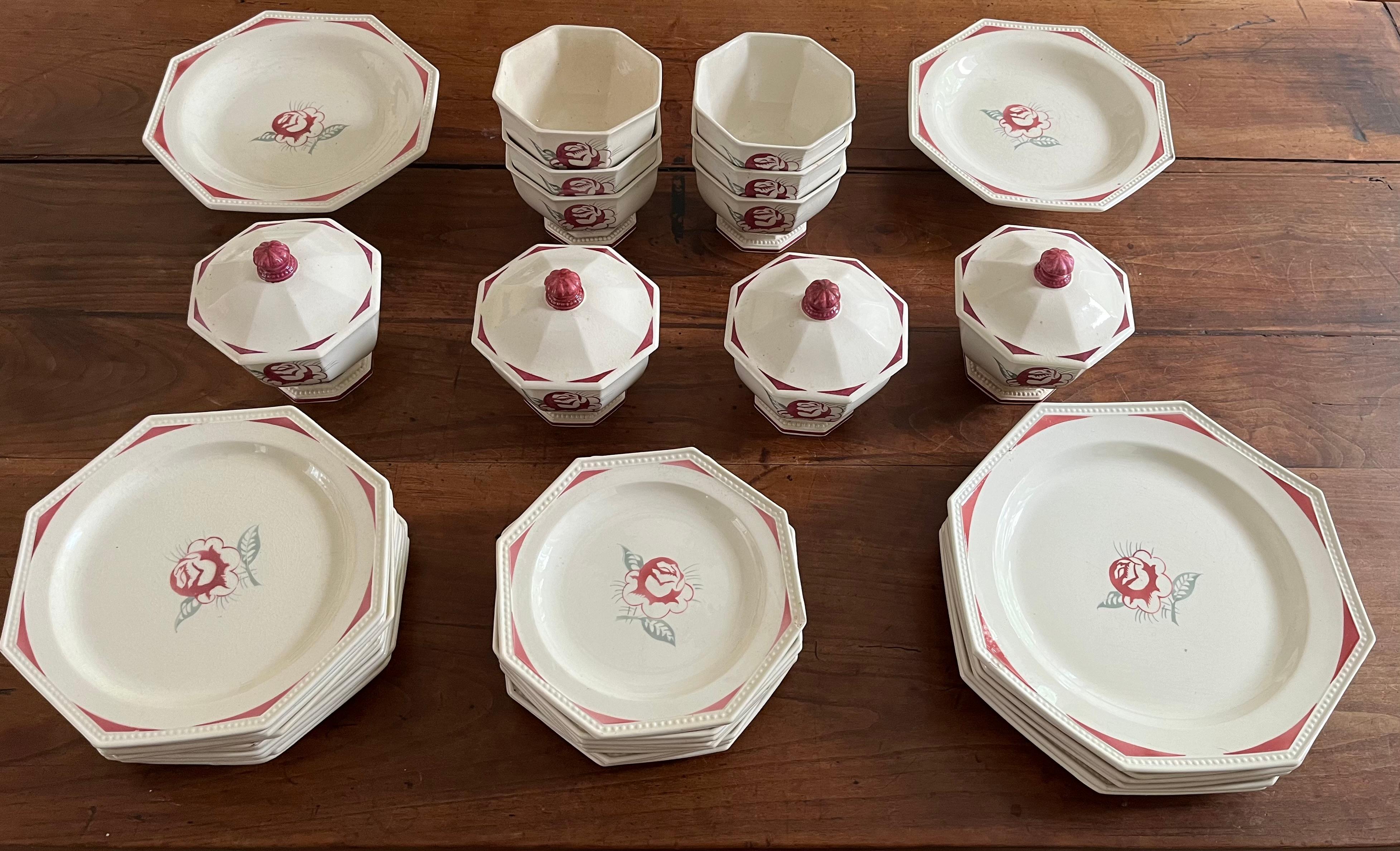 Encantadora fiambrera de 43 piezas de la época Art Déco, hacia 1920, de Creil et Montereau, firmada 