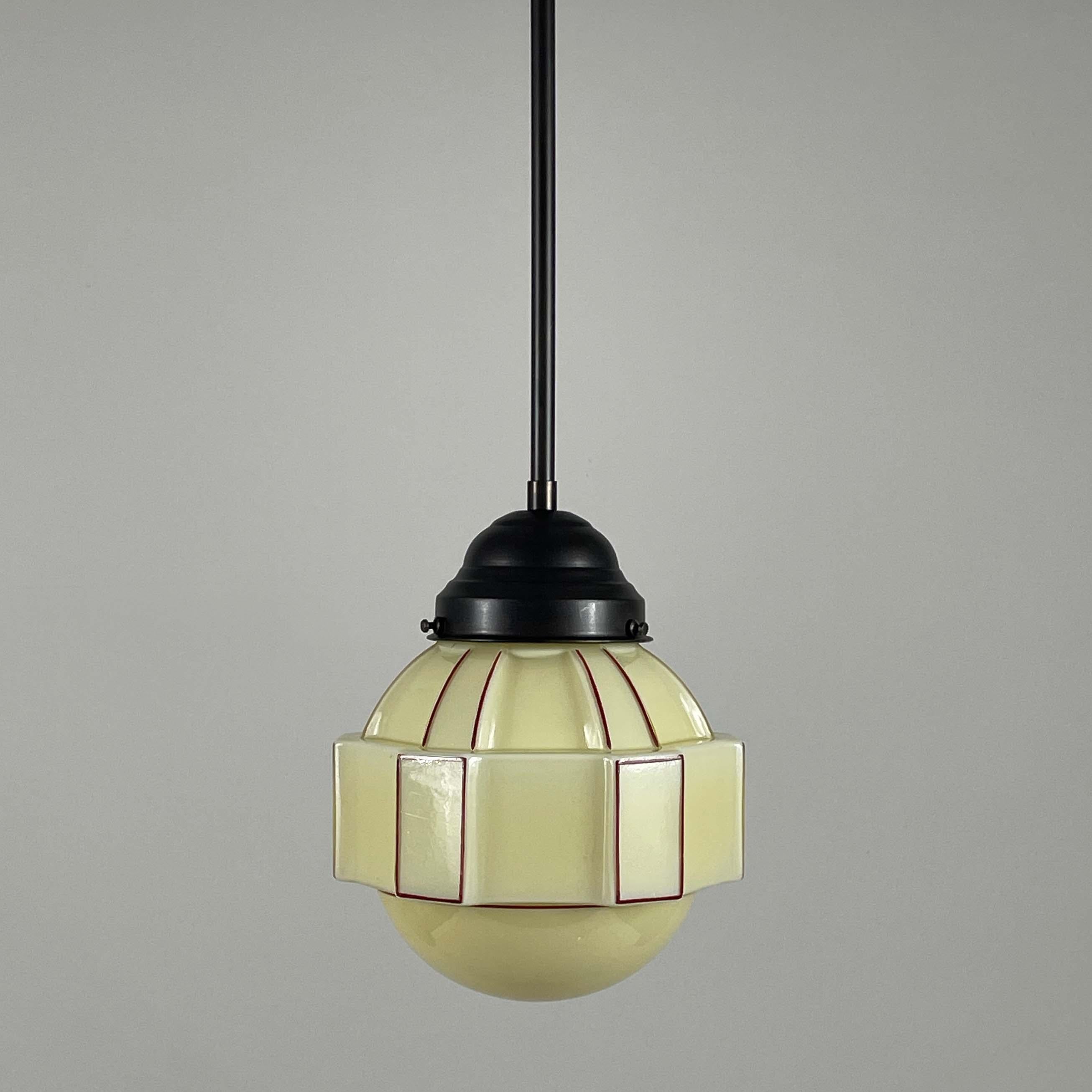 Ciondoli Art Déco in crema opalina, set di 2, Svezia, anni '30 in vendita 4