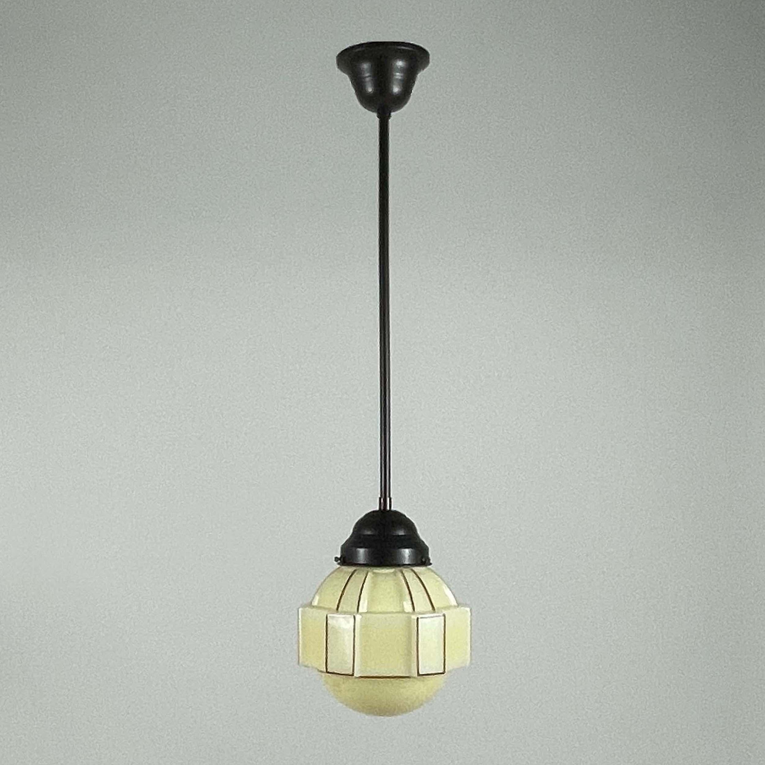 Ciondoli Art Déco in crema opalina, set di 2, Svezia, anni '30 in vendita 6