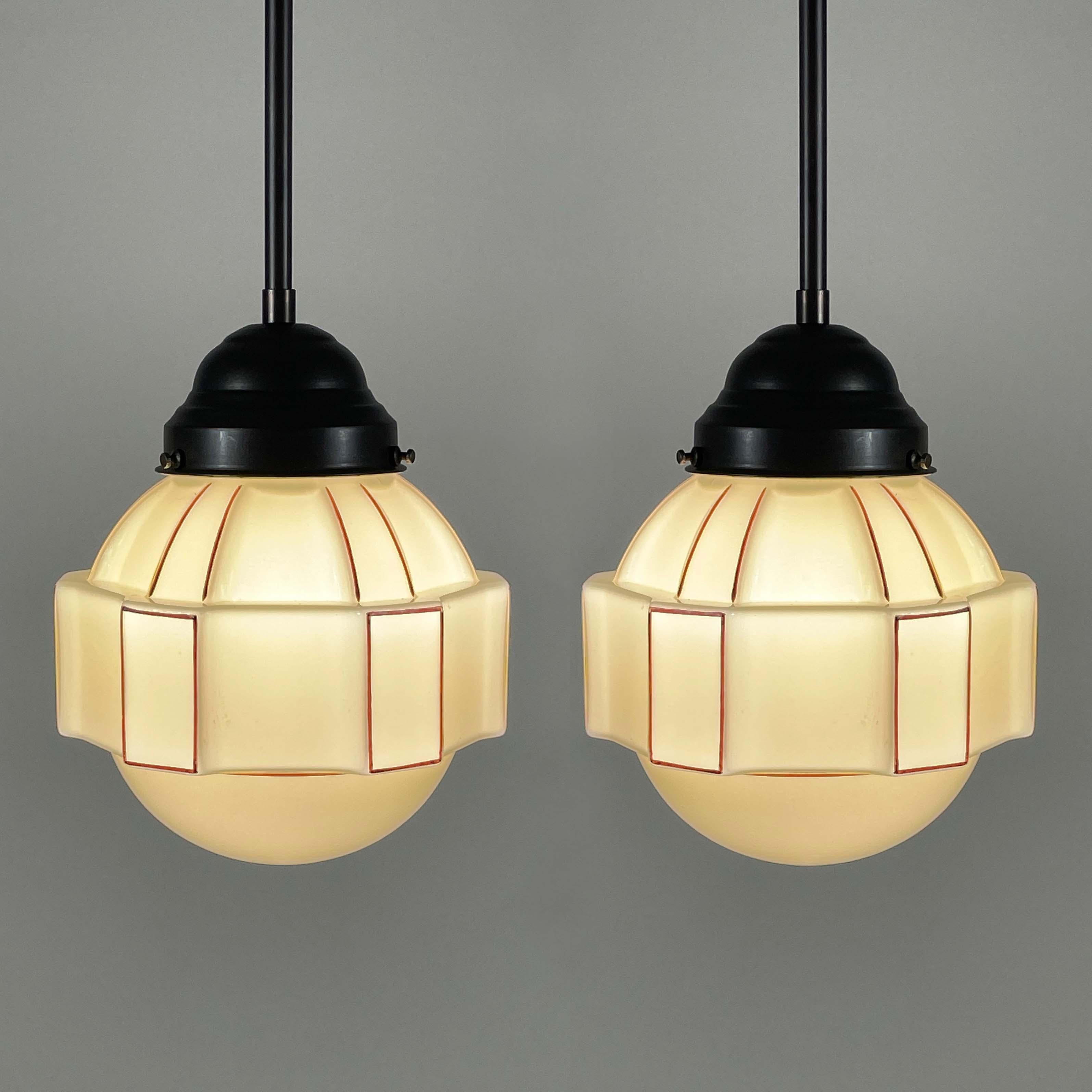 Brunito Ciondoli Art Déco in crema opalina, set di 2, Svezia, anni '30 in vendita