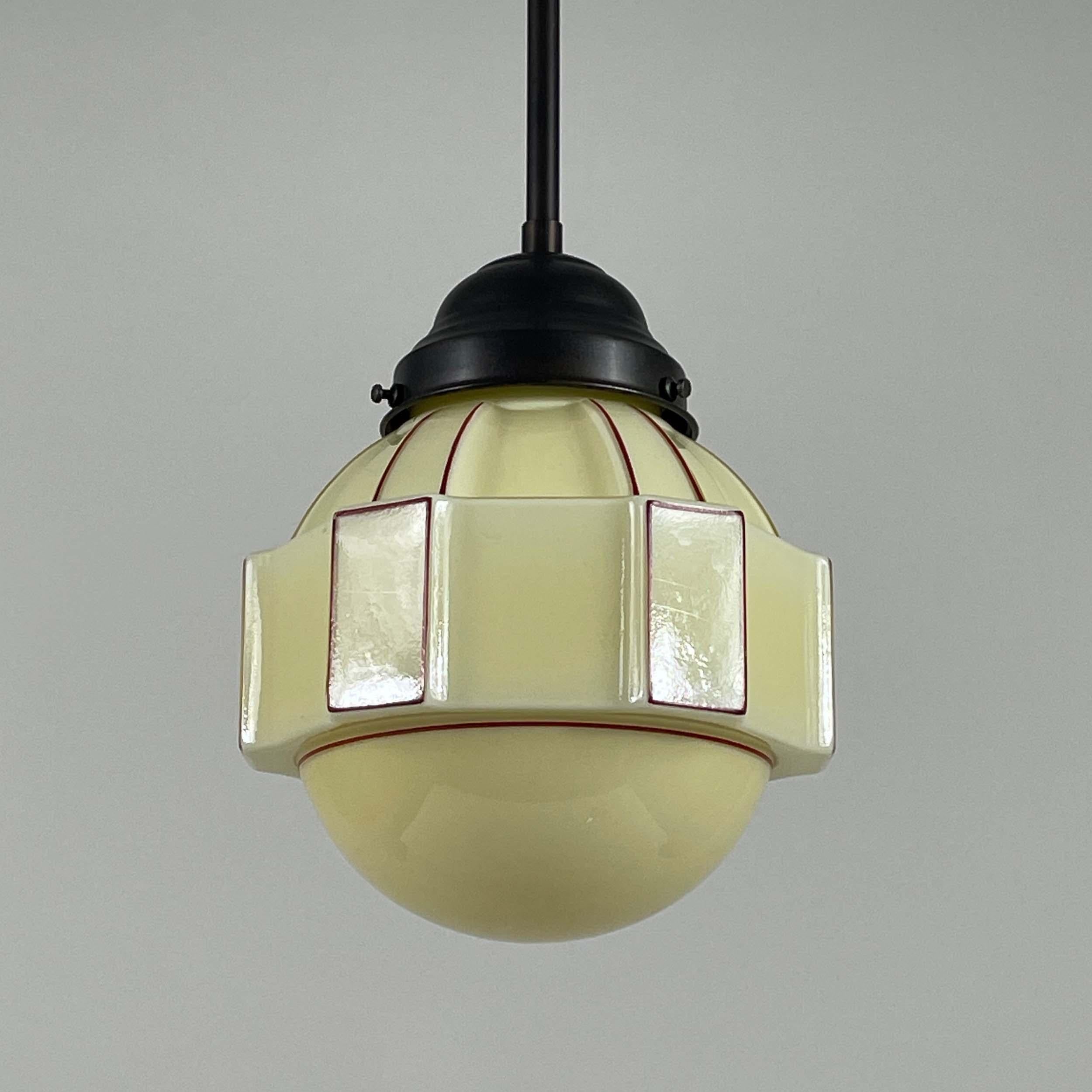 Ciondoli Art Déco in crema opalina, set di 2, Svezia, anni '30 in vendita 1