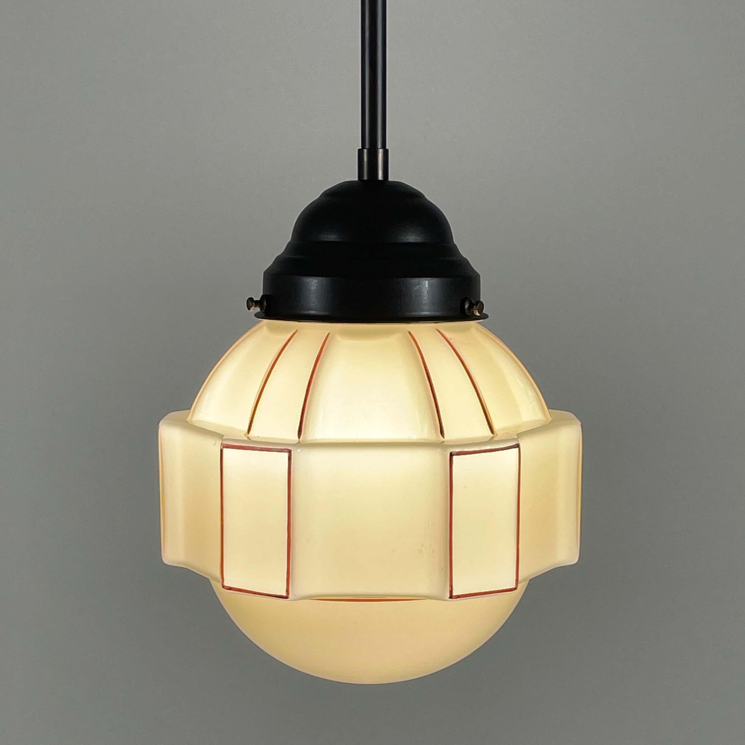Ciondoli Art Déco in crema opalina, set di 2, Svezia, anni '30 in vendita 2
