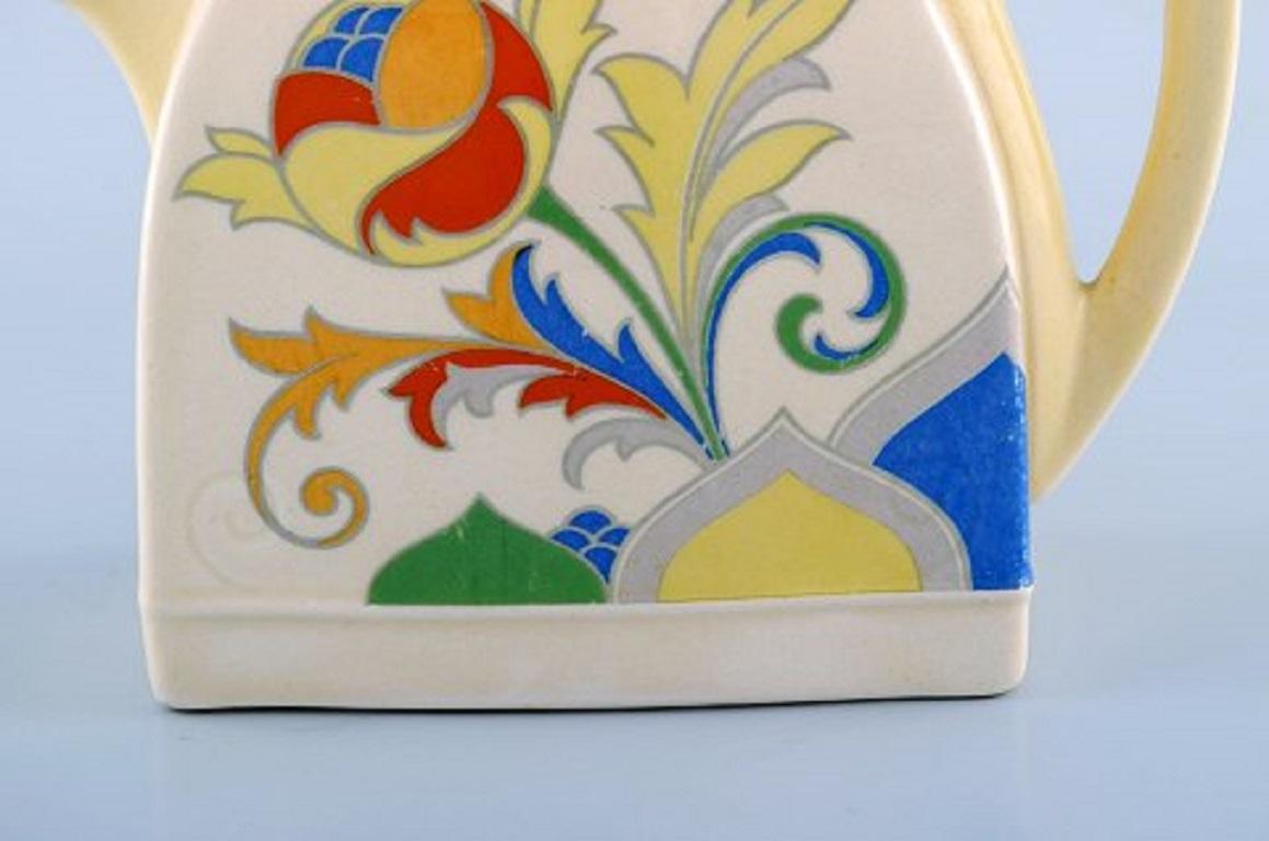 Art Deco Cresta teapot in hand painted porcelain. Royal Doulton, England, circa 1940.
In the style of Clarice Cliff (1899-1963).
Measures: 17.5 x 13.5 cm.
In very good condition.
Stamped.
 
 
  