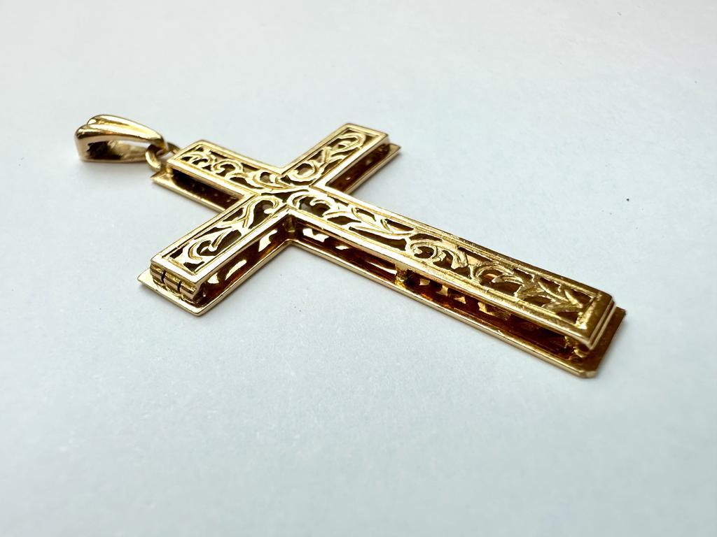 Dieses antike Kreuz ist aus 18 Karat Gelbgold und wurde in Italien hergestellt. Auf der Vorderseite des Anhängers ist eine schöne Spitzenarbeit angebracht. Spitze, ein dekoratives durchbrochenes Gewebe, wurde in Europa erstmals im sechzehnten