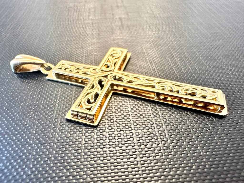 Art Deco Cross in 18kt Yellow Gold Openwork Decorated In Good Condition For Sale In Esch-Sur-Alzette, LU